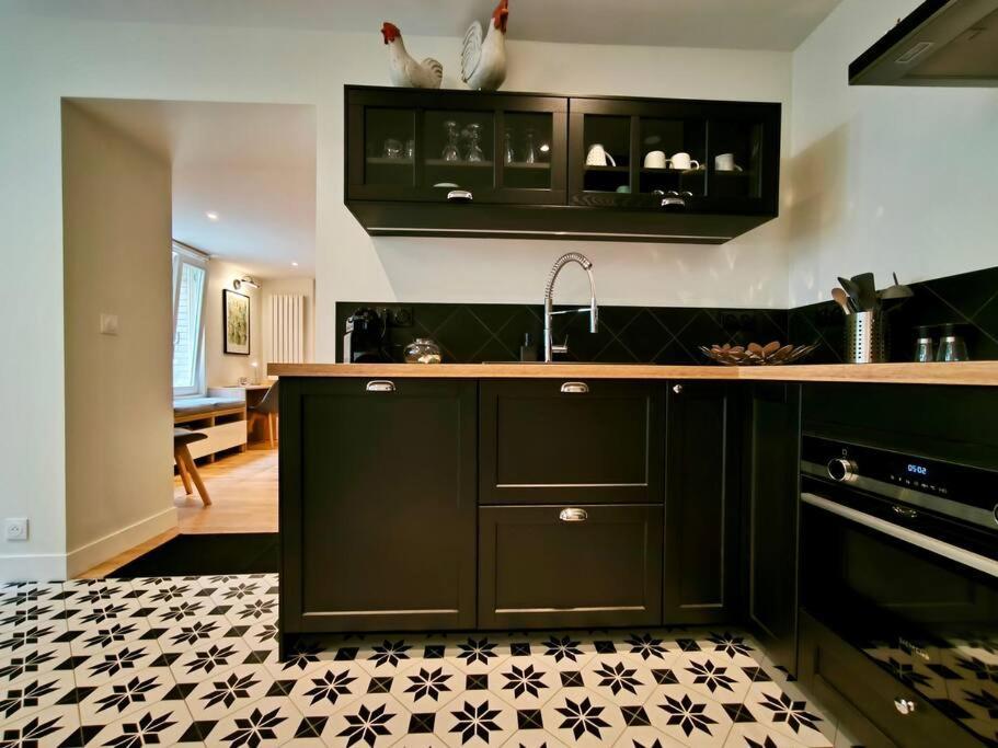 Montmartre En Rez-de-jardin Apartment *