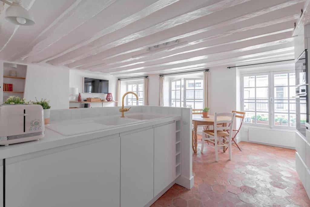3 Rooms, View On Roofs Chic & Cosy - 70 M2 Apartment Paris