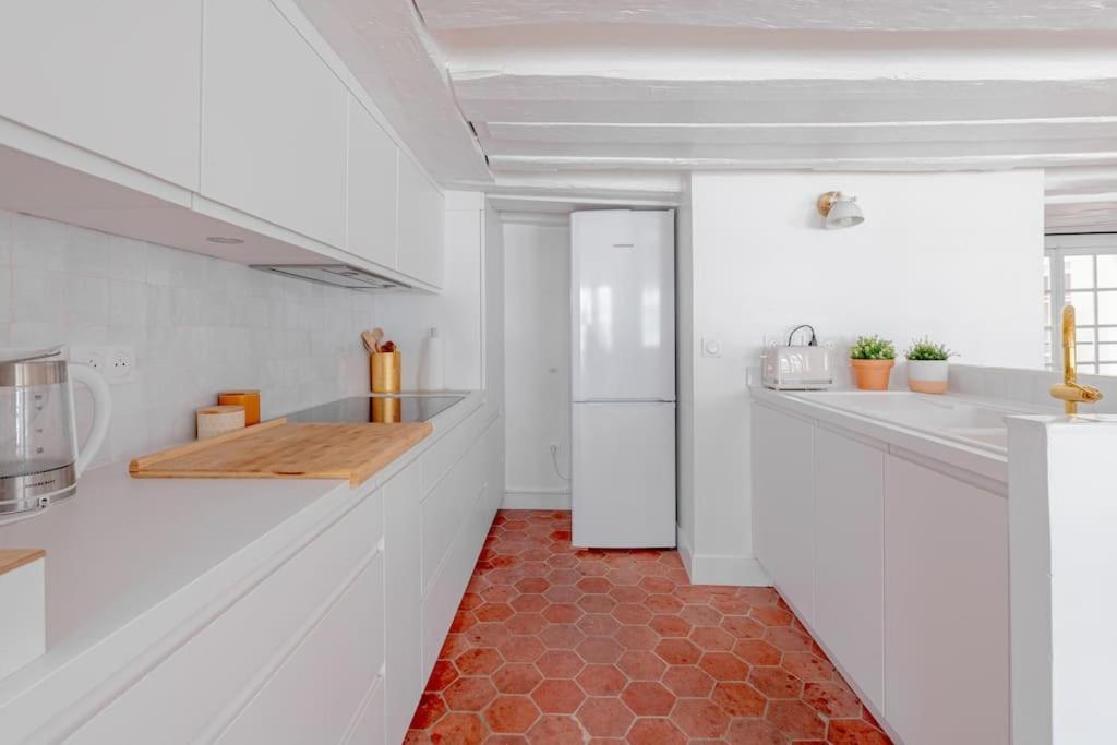 3 Rooms, View On Roofs Chic & Cosy - 70 M2 *