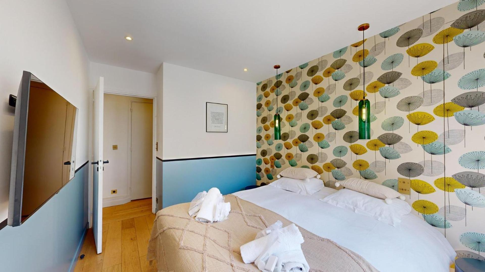 179 Mayou - Superbe A Paris