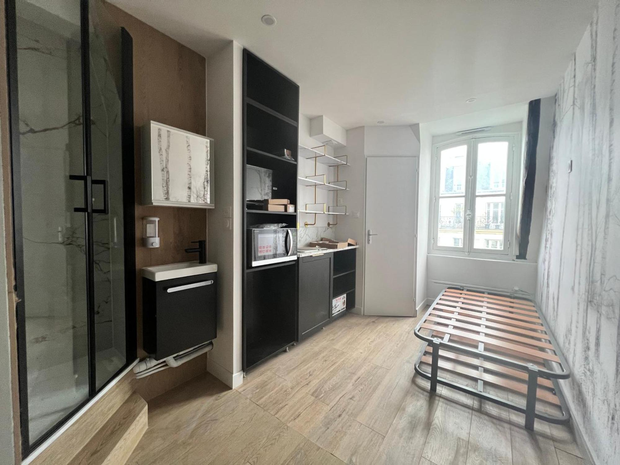 Batignolles, Montmartre 12m2 , Metro 13 Et 14 Paris