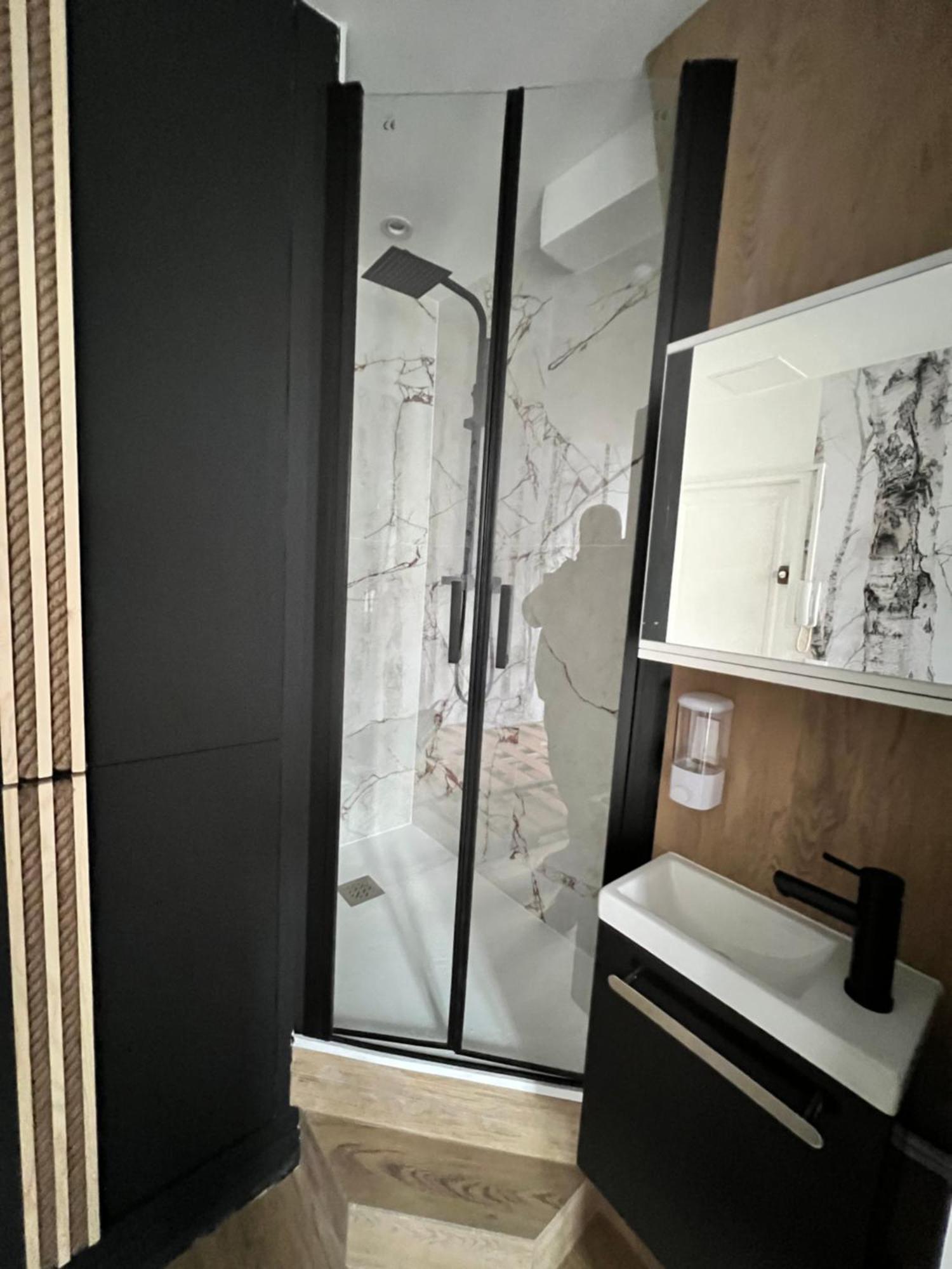 Batignolles, Montmartre 12m2 , Metro 13 Et 14 Paris
