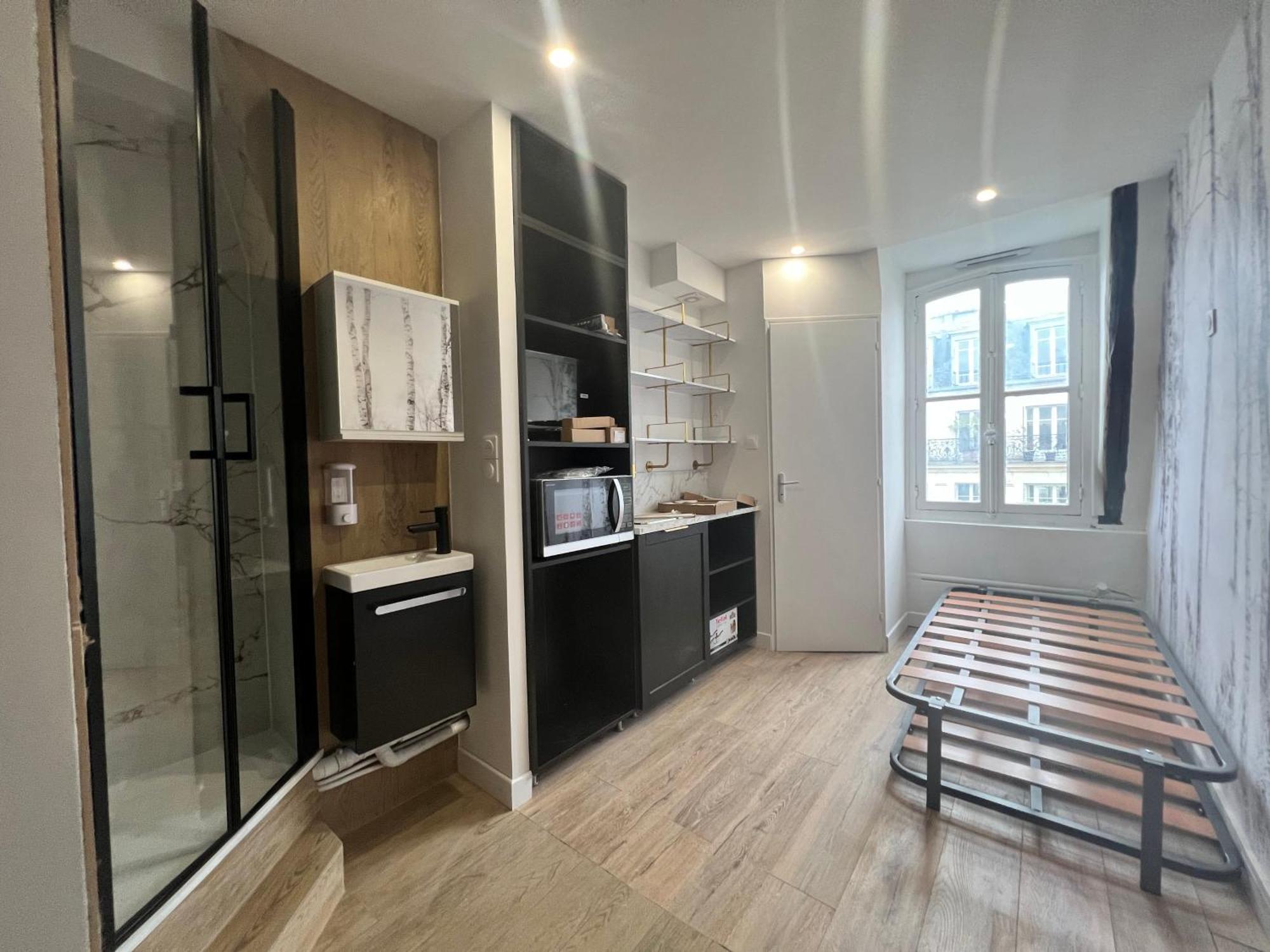 Batignolles, Montmartre 12m2 , Metro 13 Et 14 *