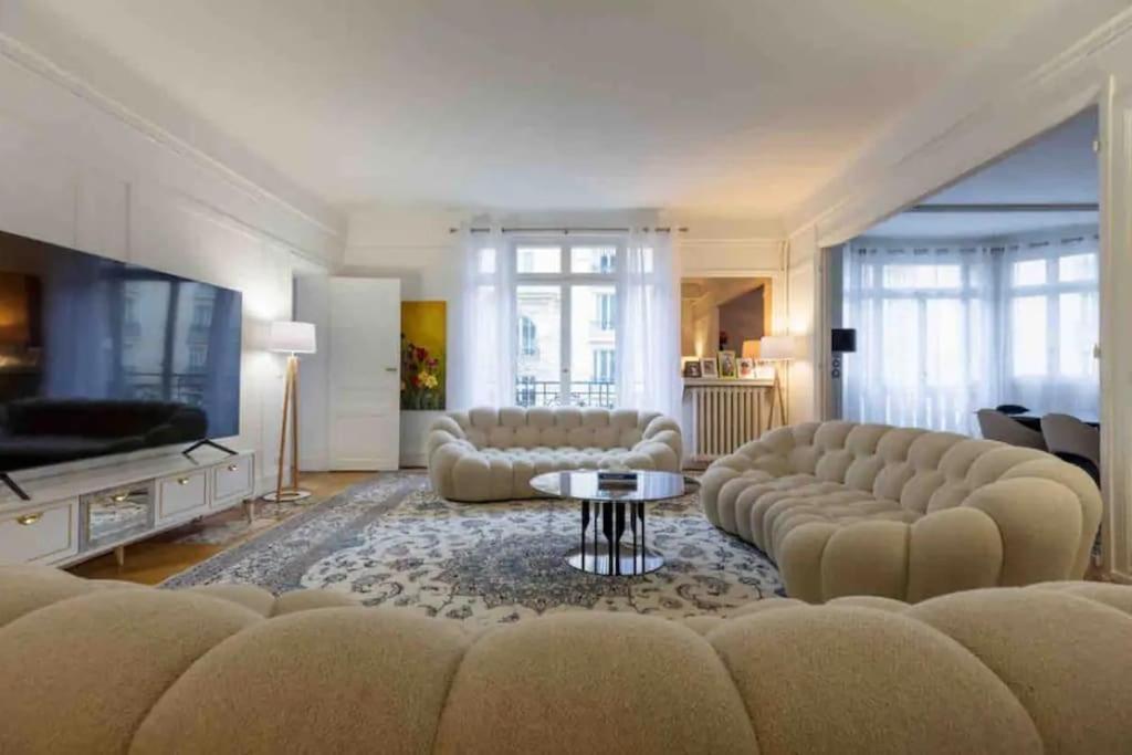 Elegant - Eiffel Tower Apartment
