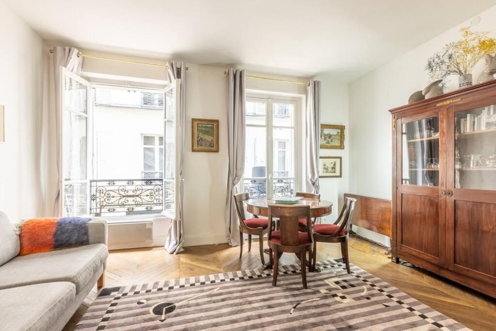 Superbe Champs Elysees Apartment