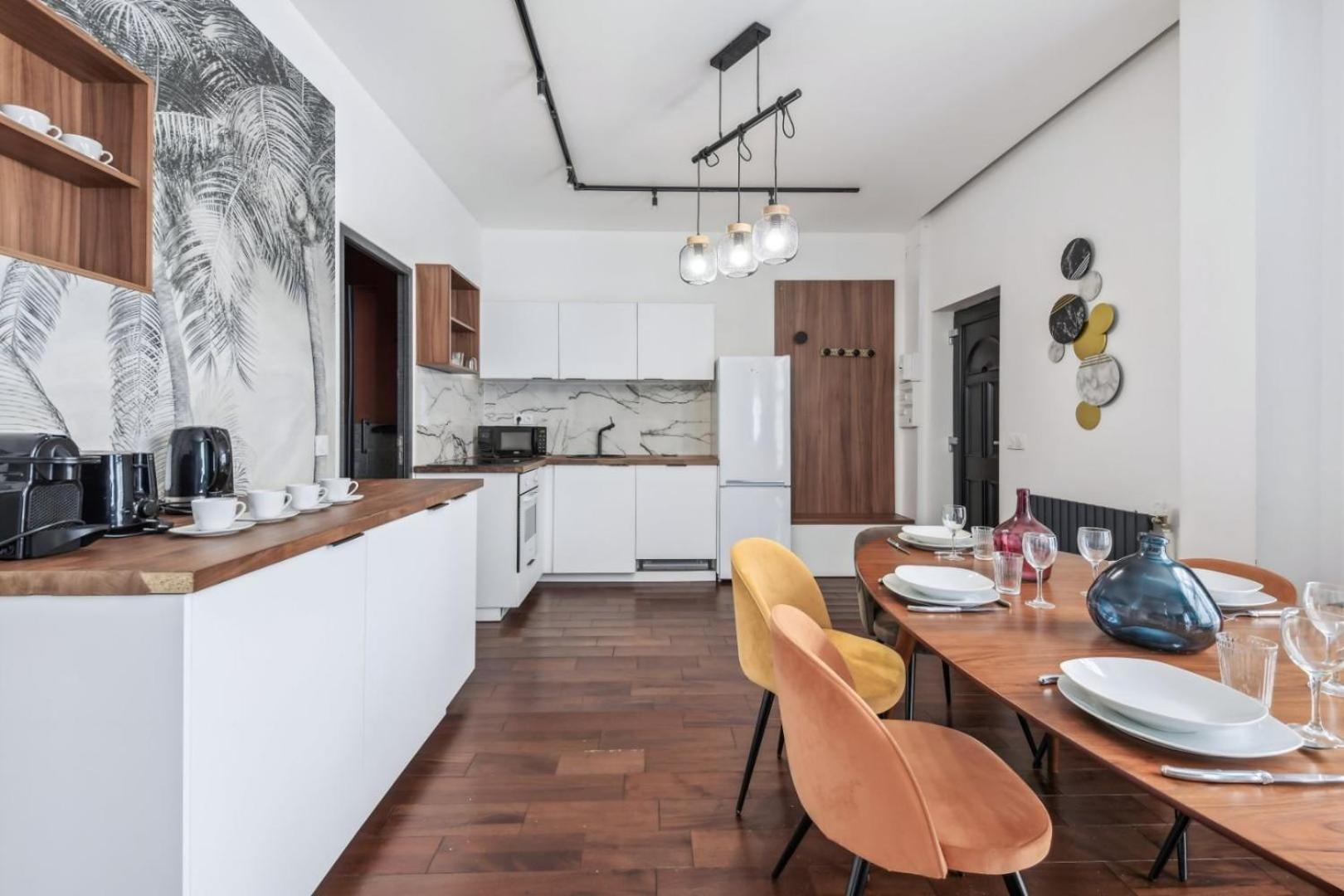 197 Tom - Superb In Apartment *