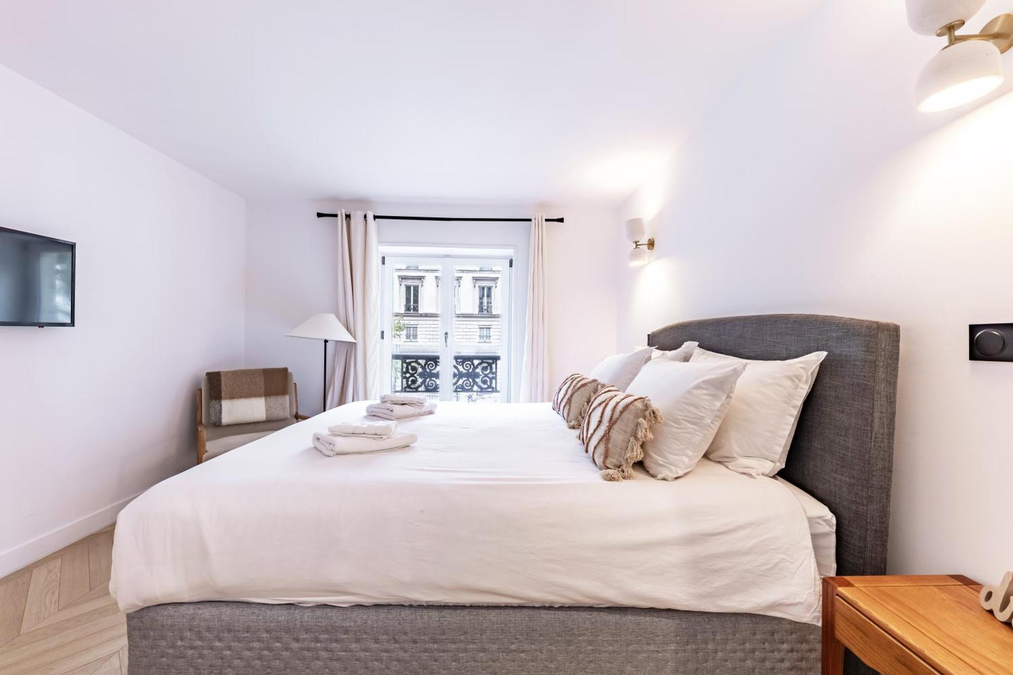Apartment Brand New 3 Bedrooms Facing Madeleine/st Honore Paris