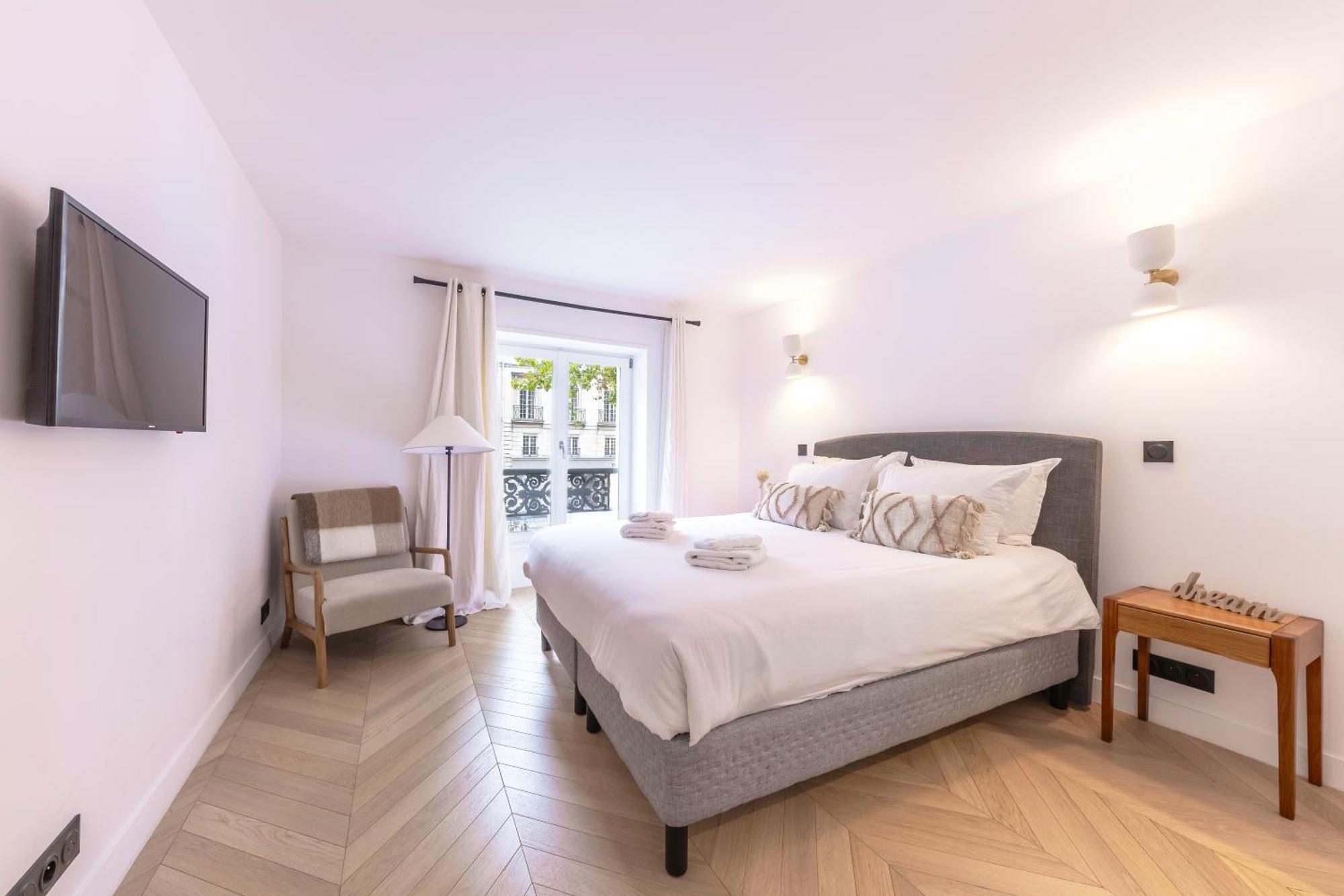 Brand New 3 Bedrooms Facing Madeleine/st Honore Apartment Paris