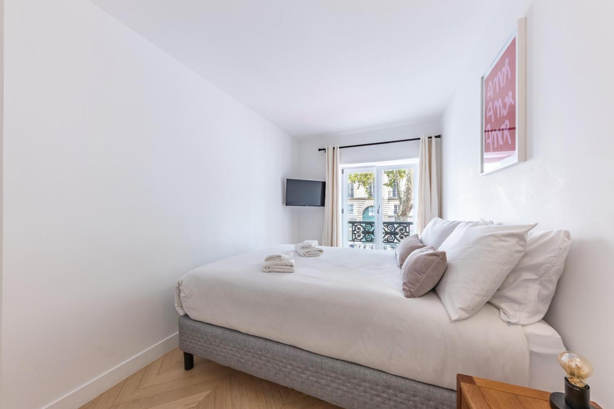 Brand New 3 Bedrooms Facing Madeleine/st Honore Apartment *