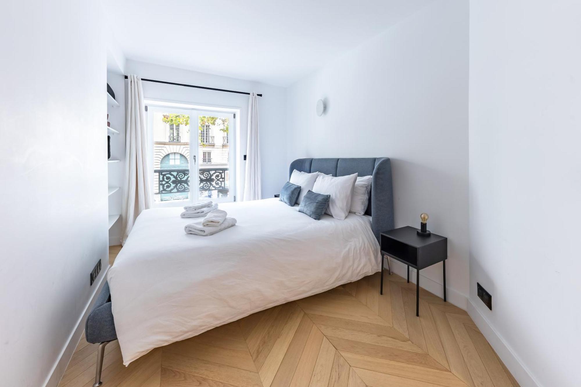 Brand New 3 Bedrooms Facing Madeleine/st Honore Apartment Paris