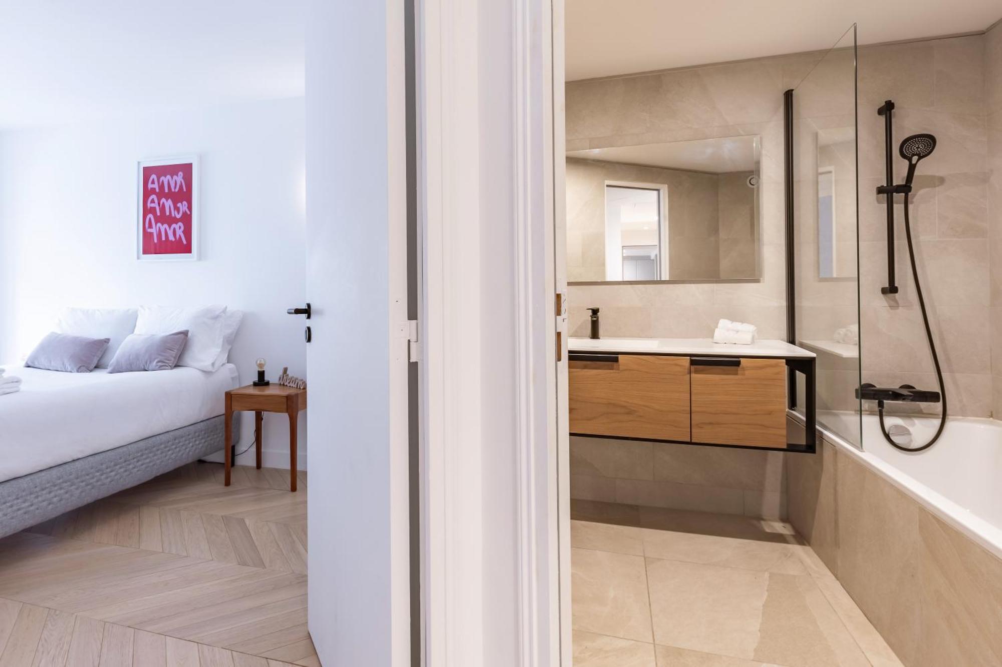 Apartment Brand New 3 Bedrooms Facing Madeleine/st Honore Paris