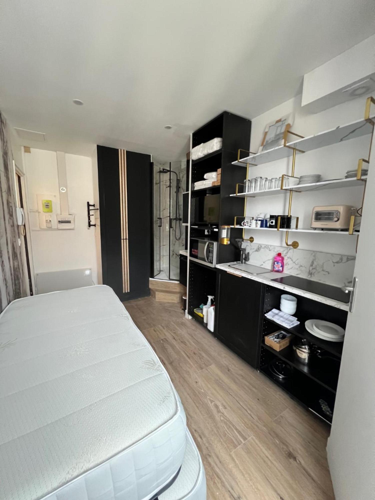 Apartment Batignolles, Montmartre 12m2 , Metro 13 Et 14 *