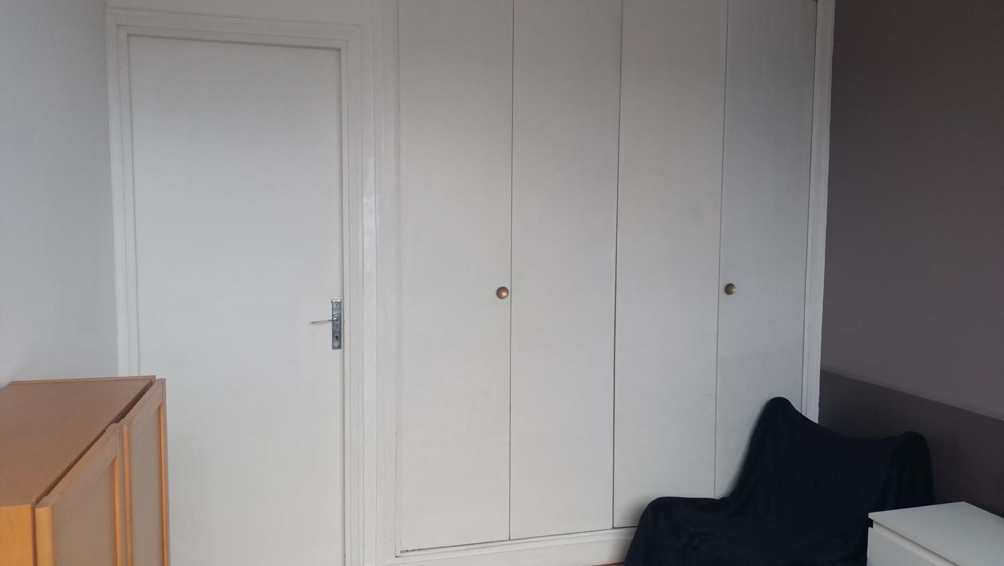 Quiet Bedroom, Comfy King Size Bed, Shared Bathroom, Center Paris