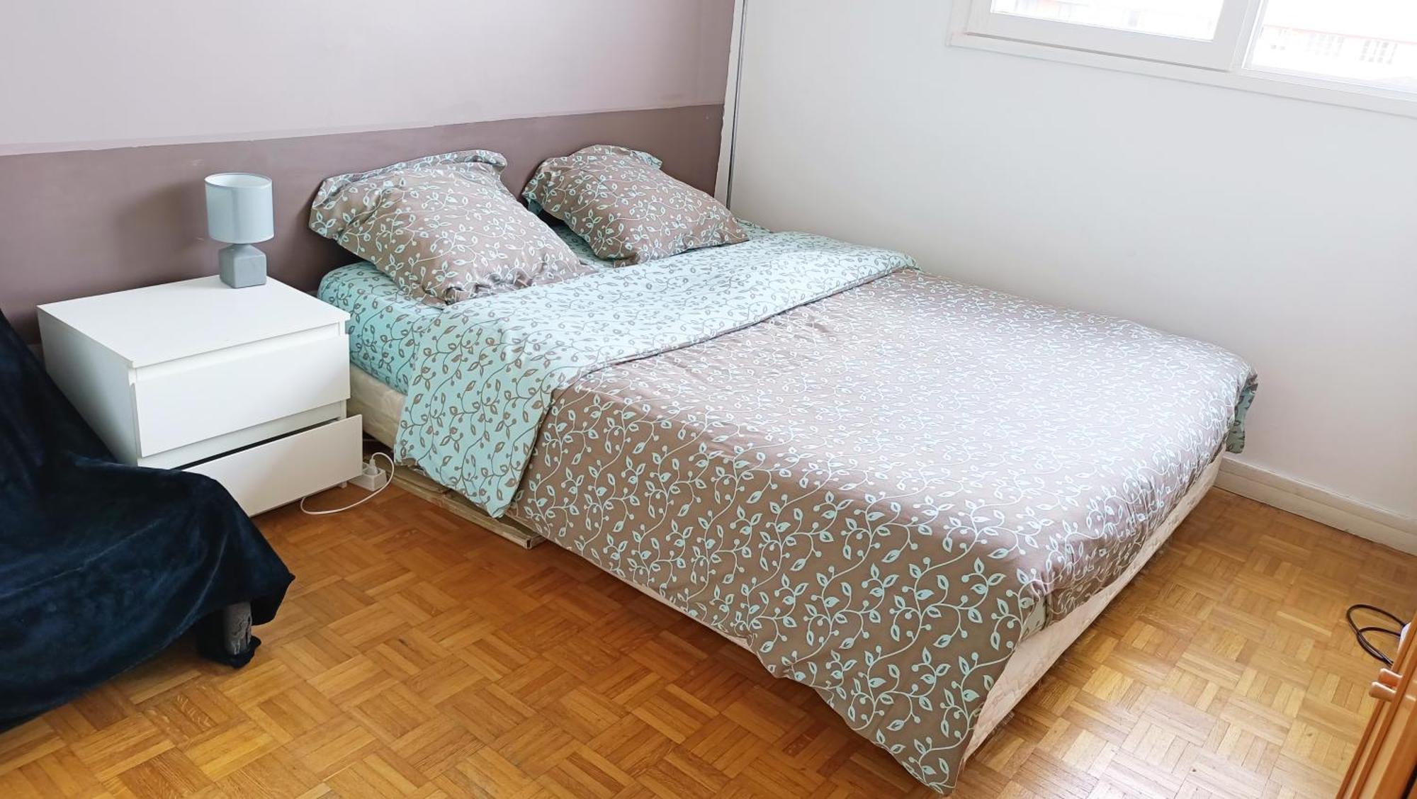 Quiet Bedroom, Comfy King Size Bed, Shared Bathroom, Center