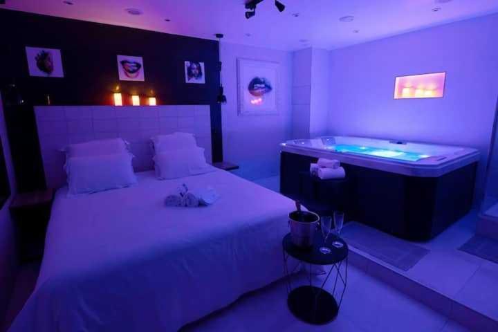 Apartment Intimate With Air Conditioner & Jacuzzi 2br 6p Montmartre