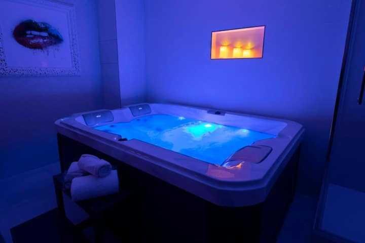 Intimate With Air Conditioner & Jacuzzi 2br 6p Montmartre Apartment Paris