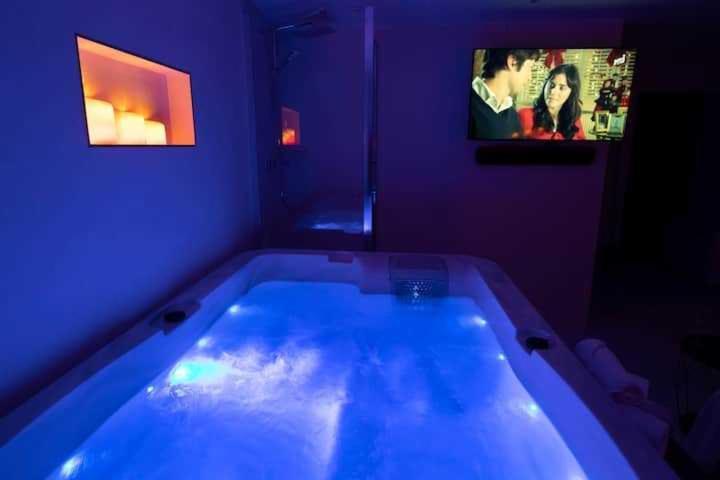 Intimate With Air Conditioner & Jacuzzi 2br 6p Montmartre Apartment Paris