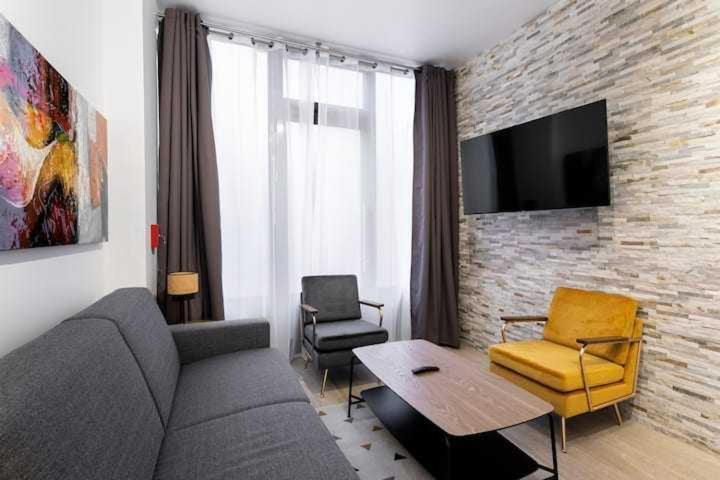 Apartment Intimate With Air Conditioner & Jacuzzi 2br 6p Montmartre *