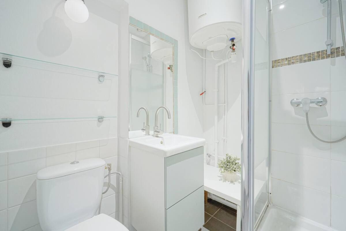 Amelie In Appartement Paris