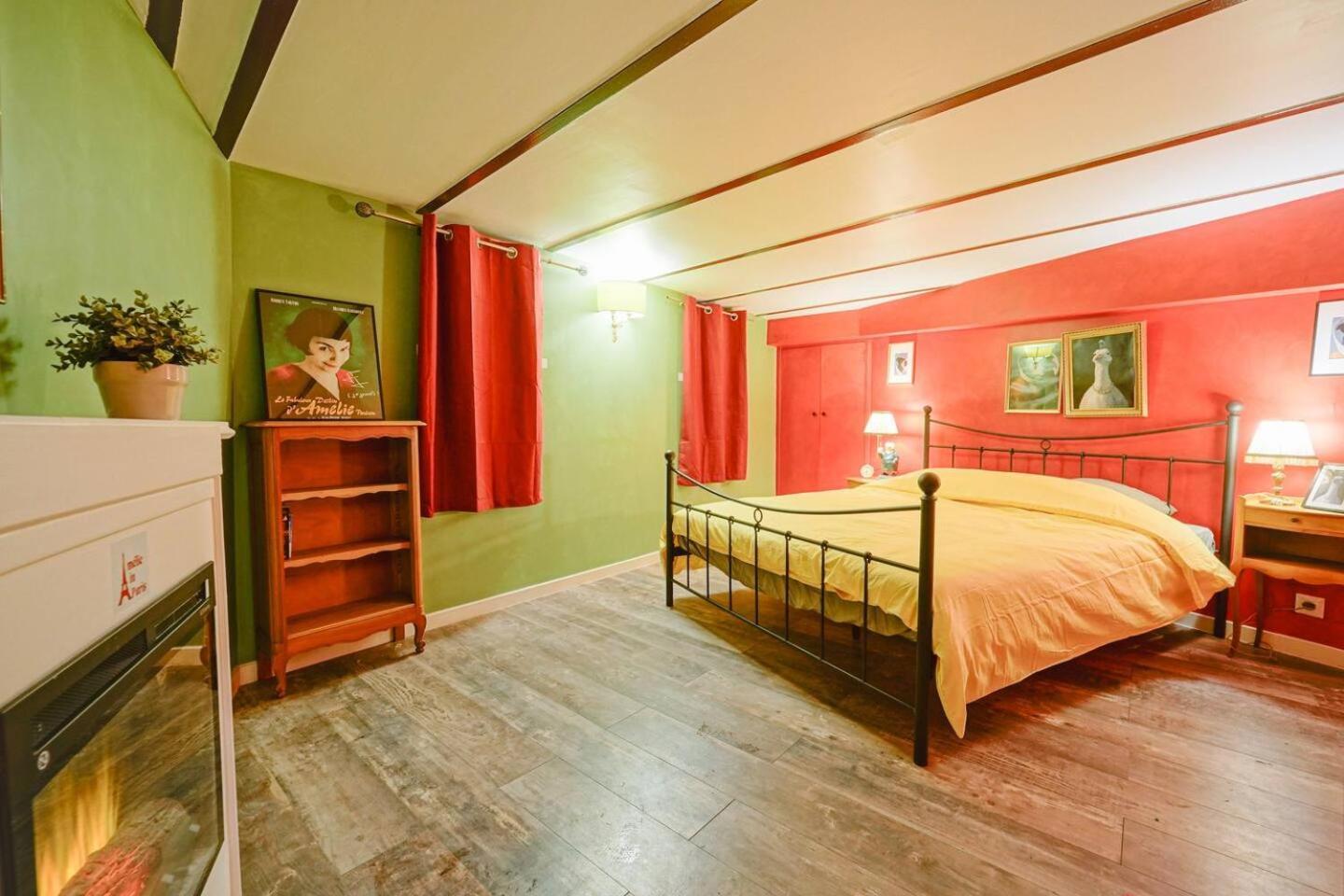 Amelie In Appartement Paris