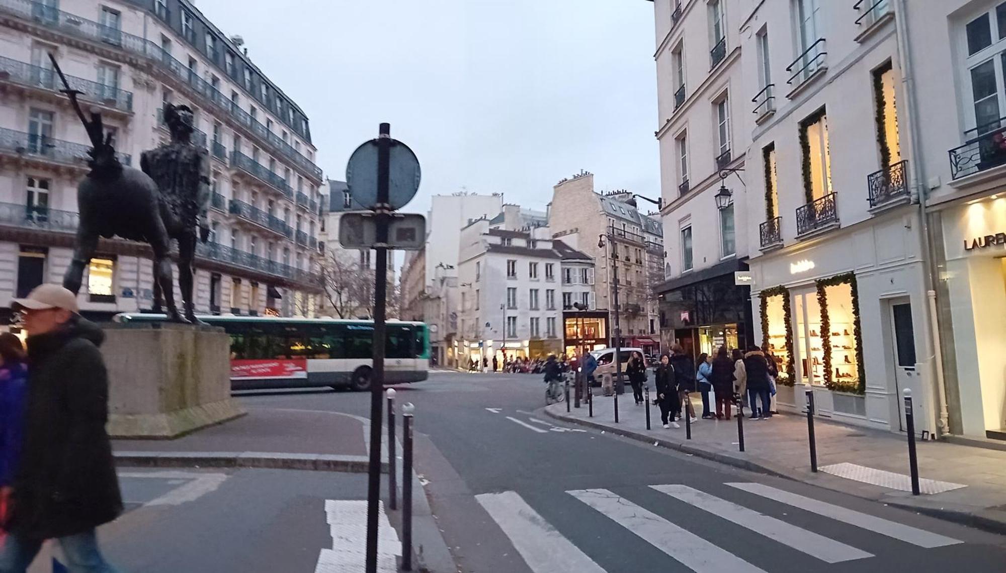 1 Minute Gare Montparnasse , Center, Awsome Place, Close To Eiffel Tour And Louvre Meusm , Front Metro Apartment