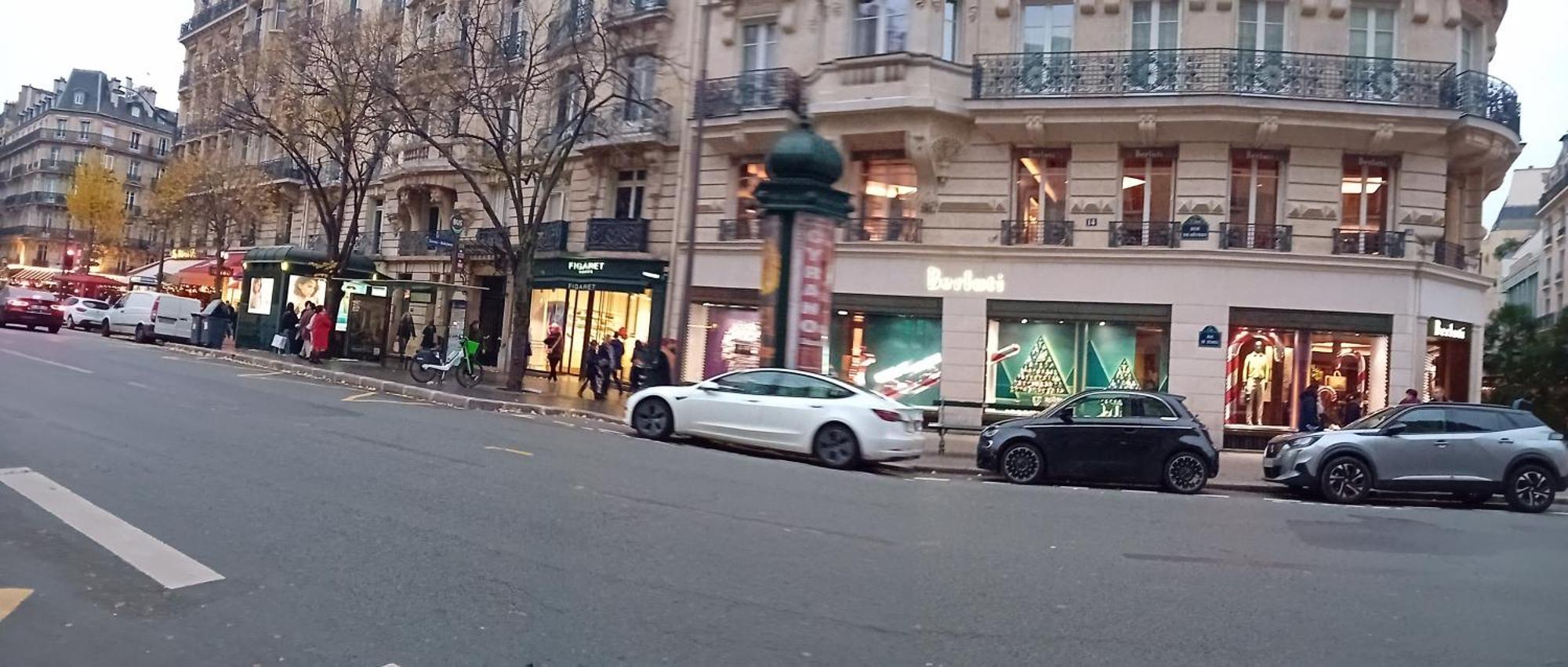 1 Minute Gare Montparnasse , Center, Awsome Place, Close To Eiffel Tour And Louvre Meusm , Front Metro Apartment *