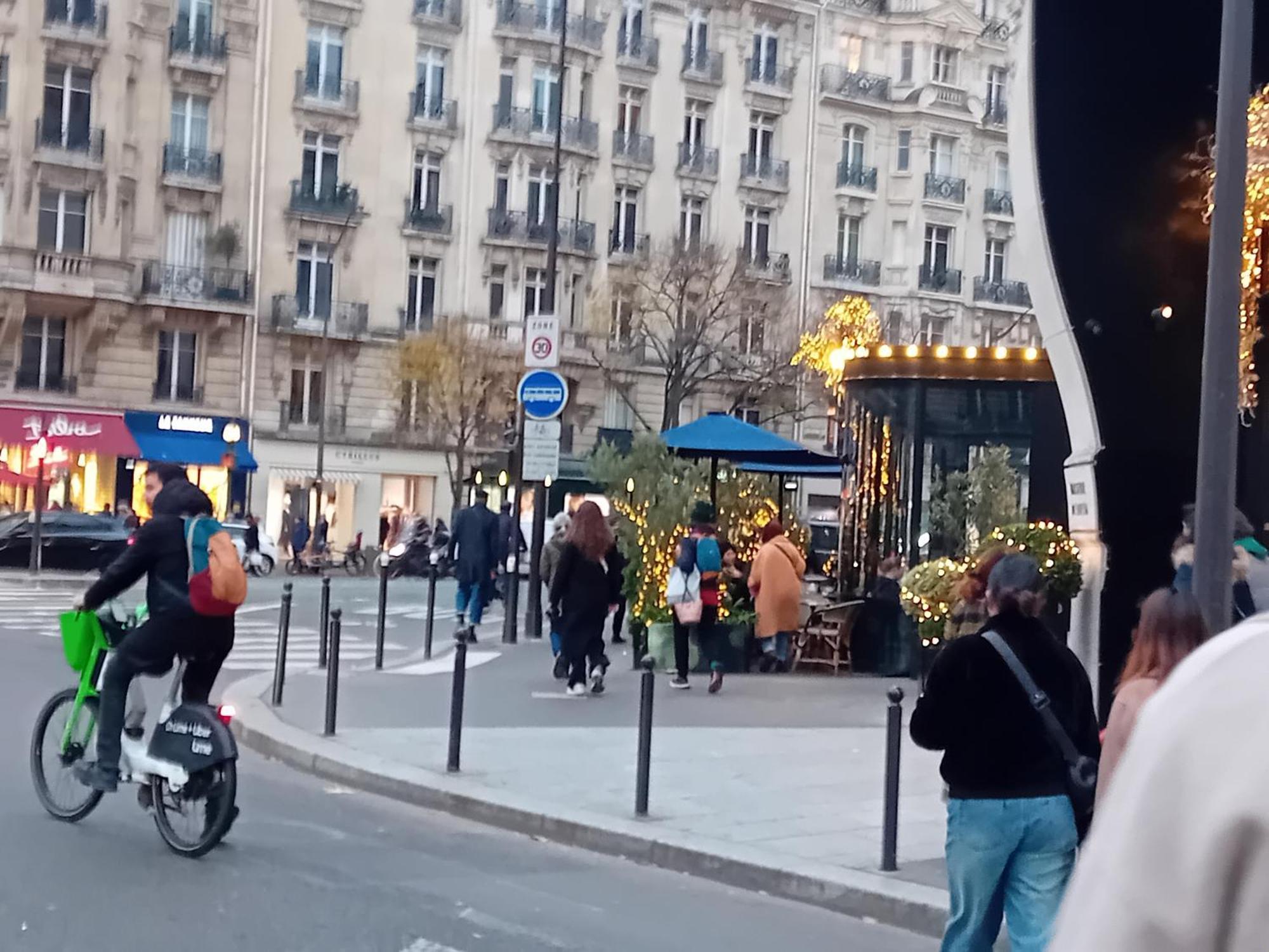 1 Minute Gare Montparnasse , Center, Awsome Place, Close To Eiffel Tour And Louvre Meusm , Front Metro Apartment *