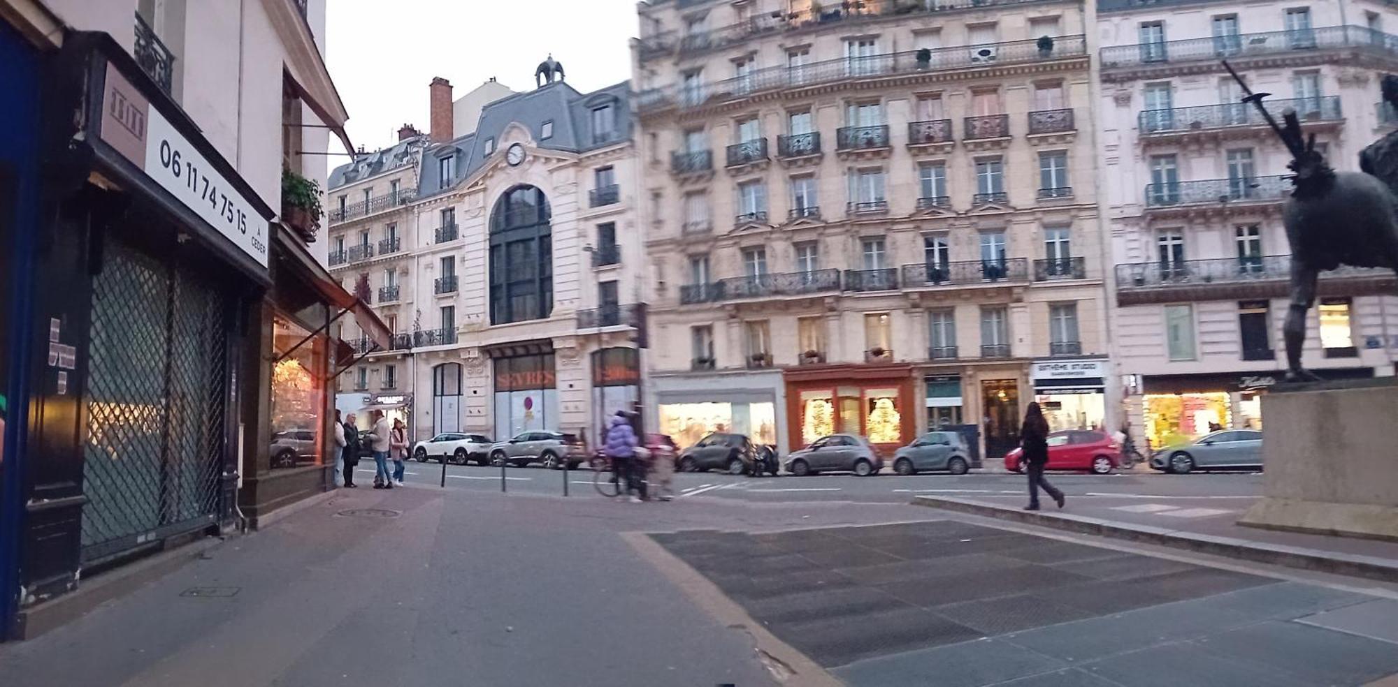 1 Minute Gare Montparnasse , Center, Awsome Place, Close To Eiffel Tour And Louvre Meusm , Front Metro Apartment *