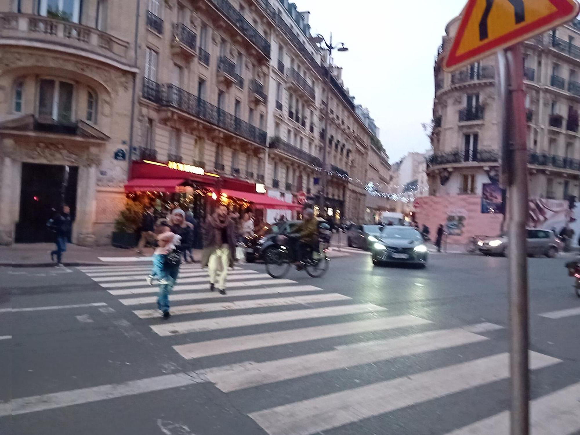 Apartment 1 Minute Gare Montparnasse , Center, Awsome Place, Close To Eiffel Tour And Louvre Meusm , Front Metro