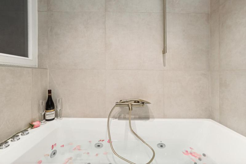 Apartment Lavie Maison Hot Tub And Ac Near Arc De Triomphe Paris