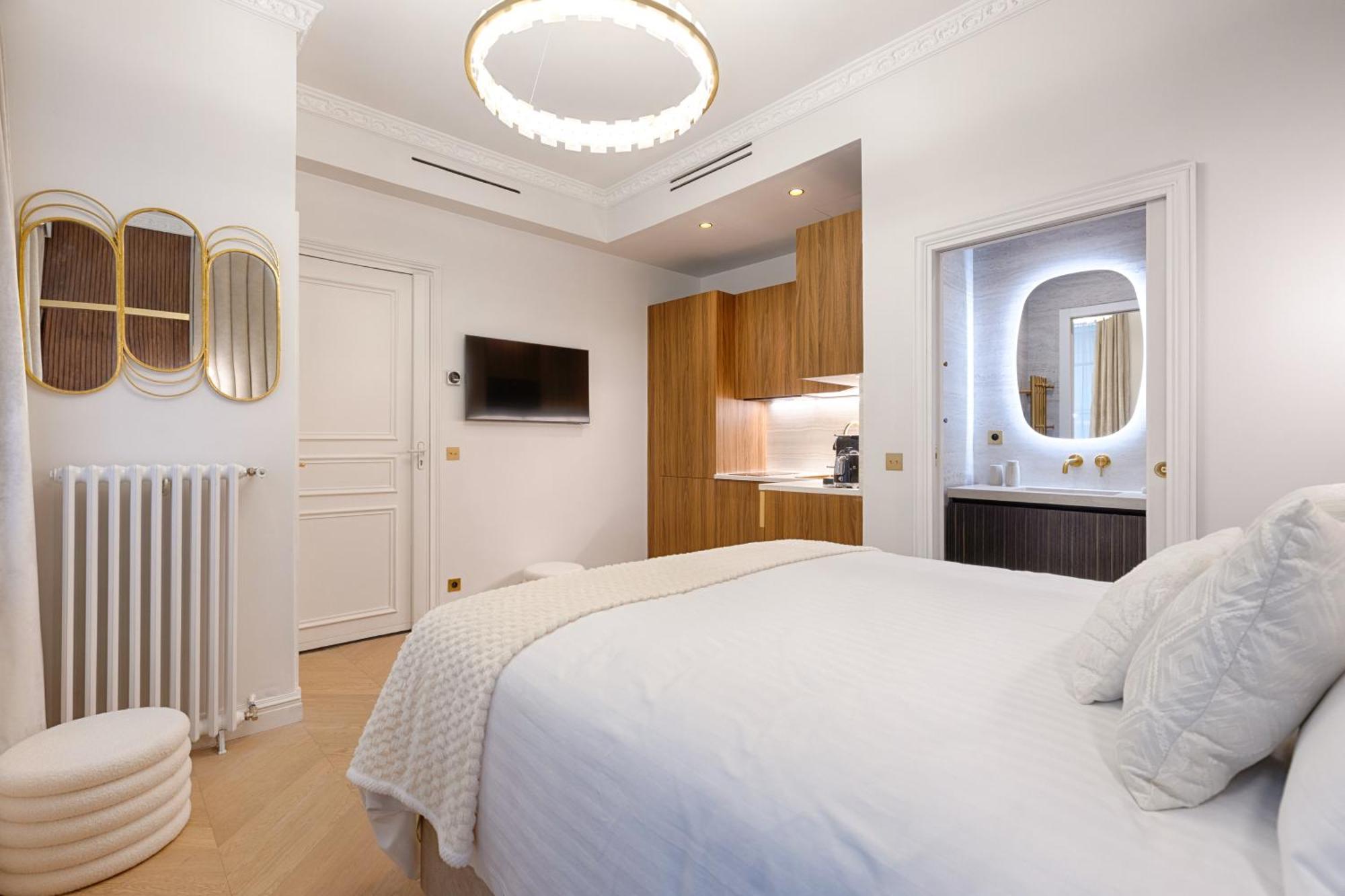 Apartment Charming Pied-a-terre Champs-elysee Paris