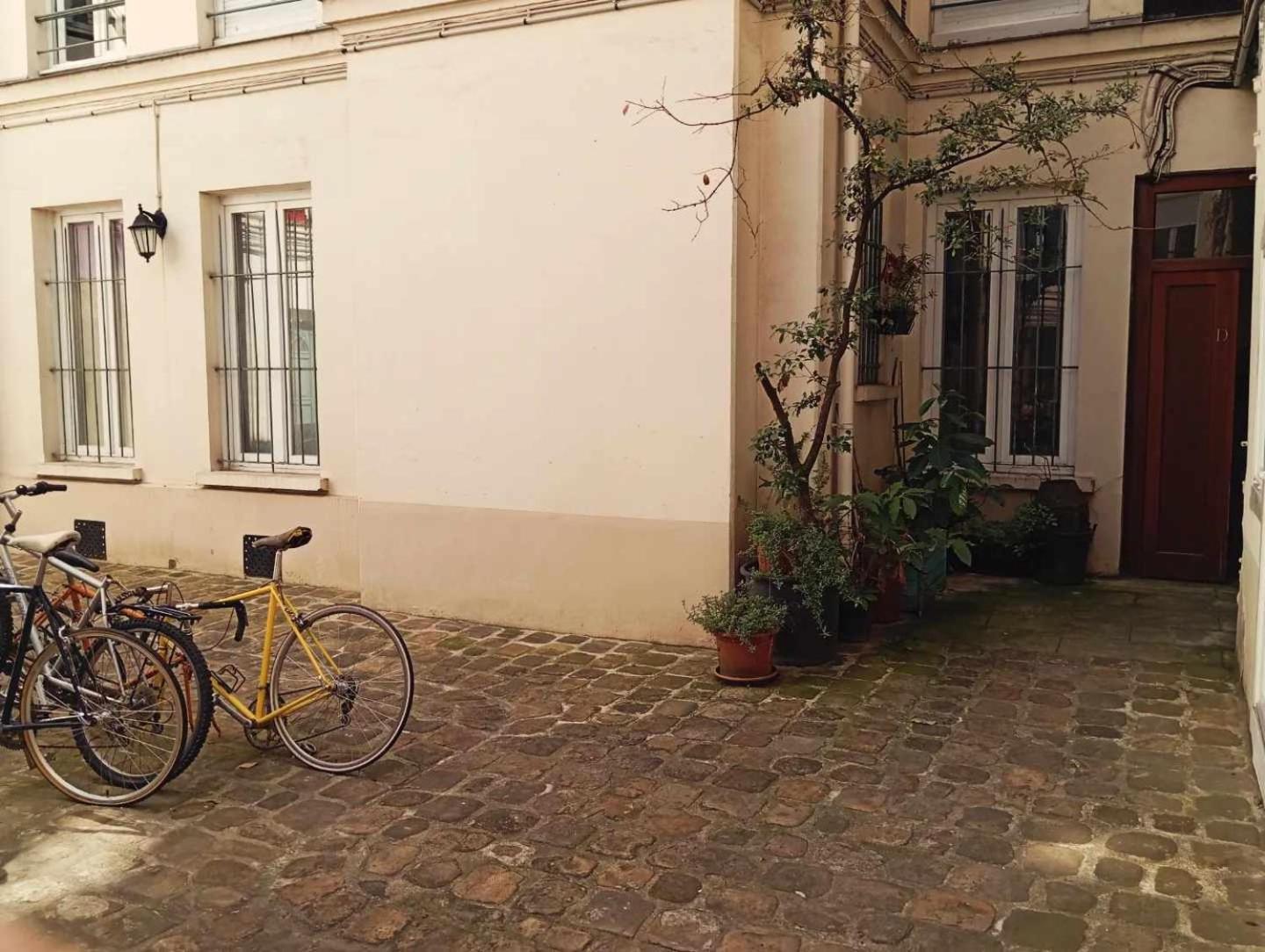 Sur Cour A Deux Pas Du Canal Saint-martin Appartement Paris