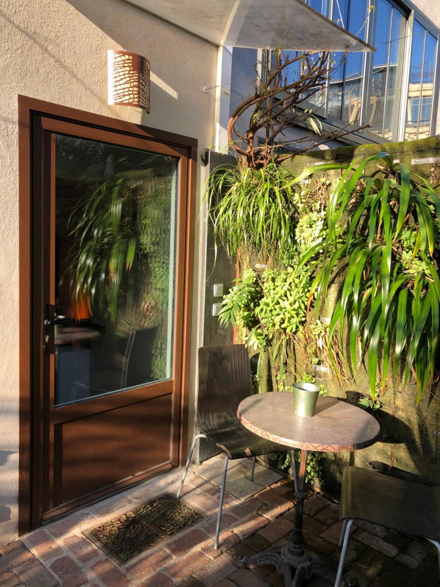 Charming House, Calm Garden In The Center Of Apartment Paris