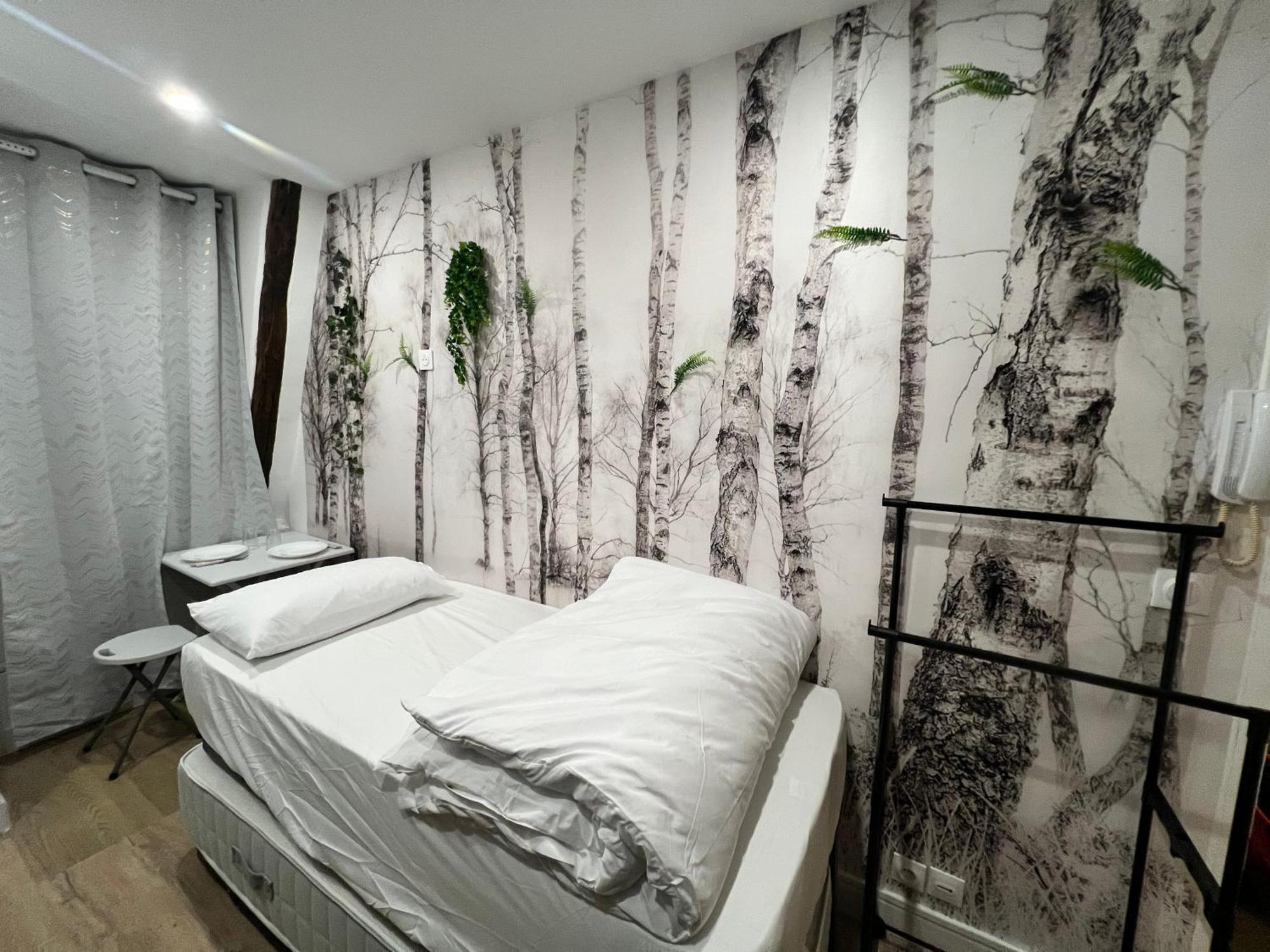 Batignolles, Montmartre 12m2 , Metro 13 Et 14 *