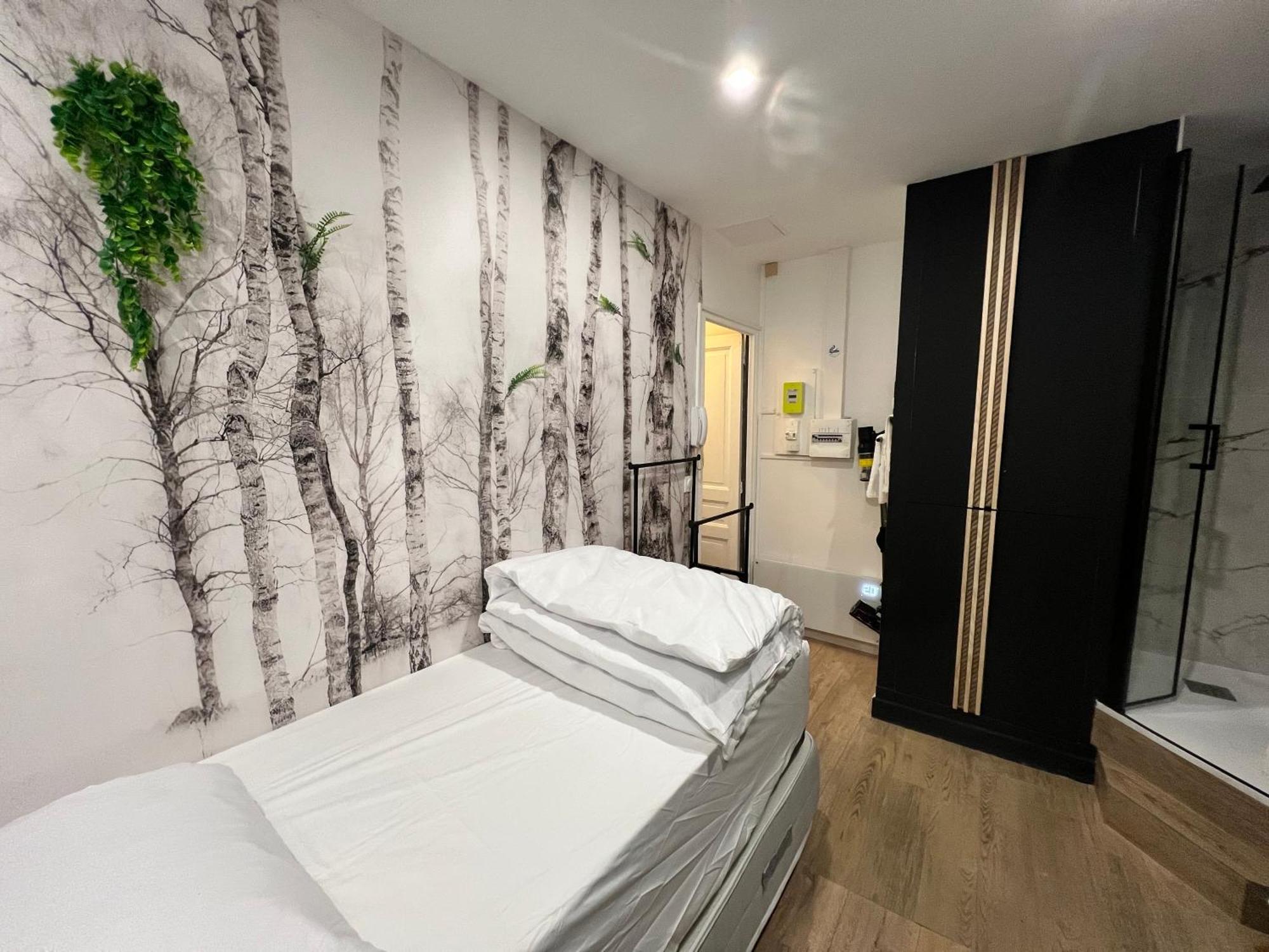 Apartment Batignolles, Montmartre 12m2 , Metro 13 Et 14 Paris