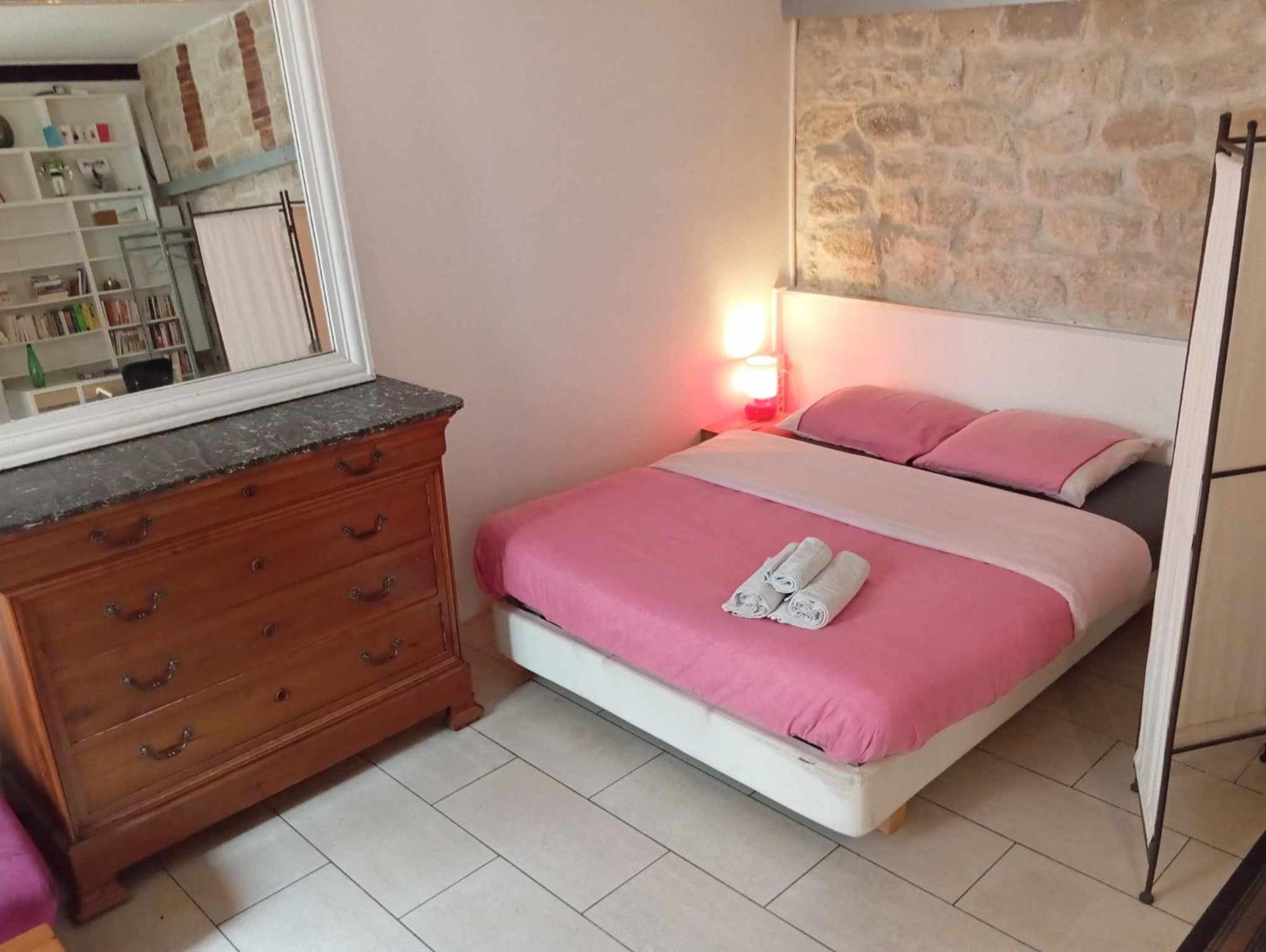 Sur Cour A Deux Pas Du Canal Saint-martin Appartement Paris