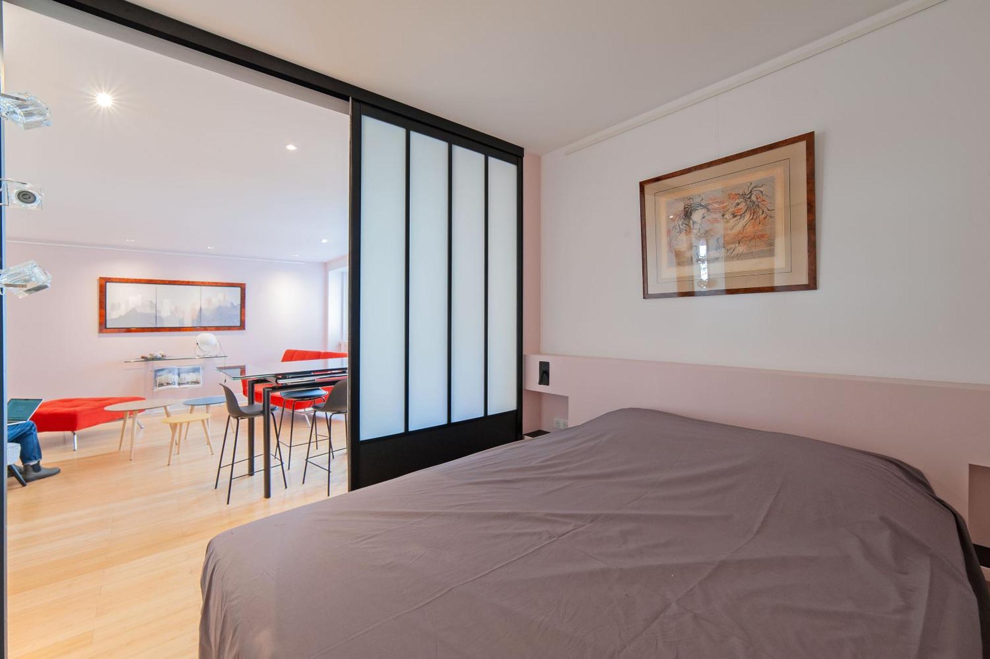 Large Pleasant Alcove In Center *