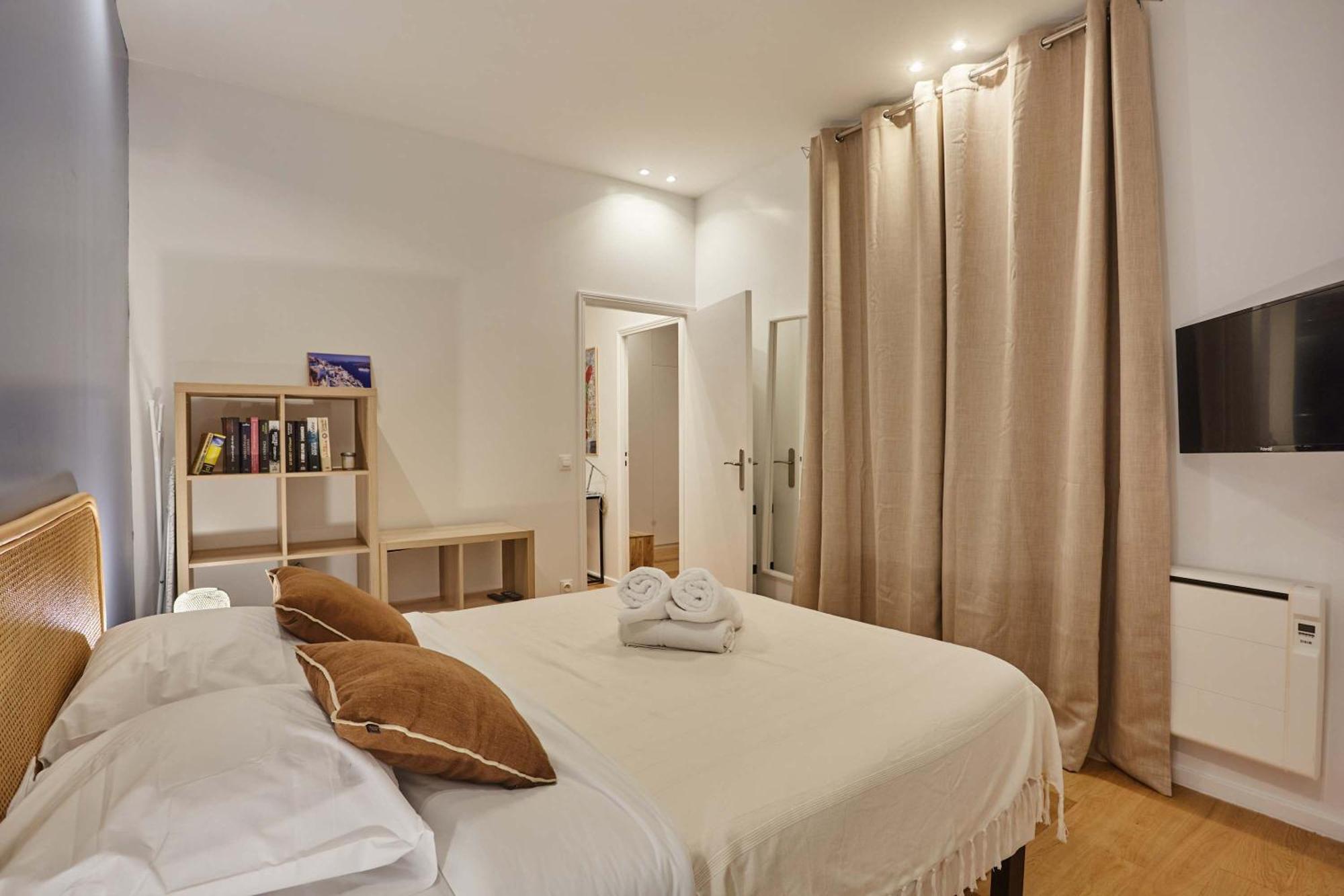 New 2 Bedrooms Center Of By Prestige Apartment Paris