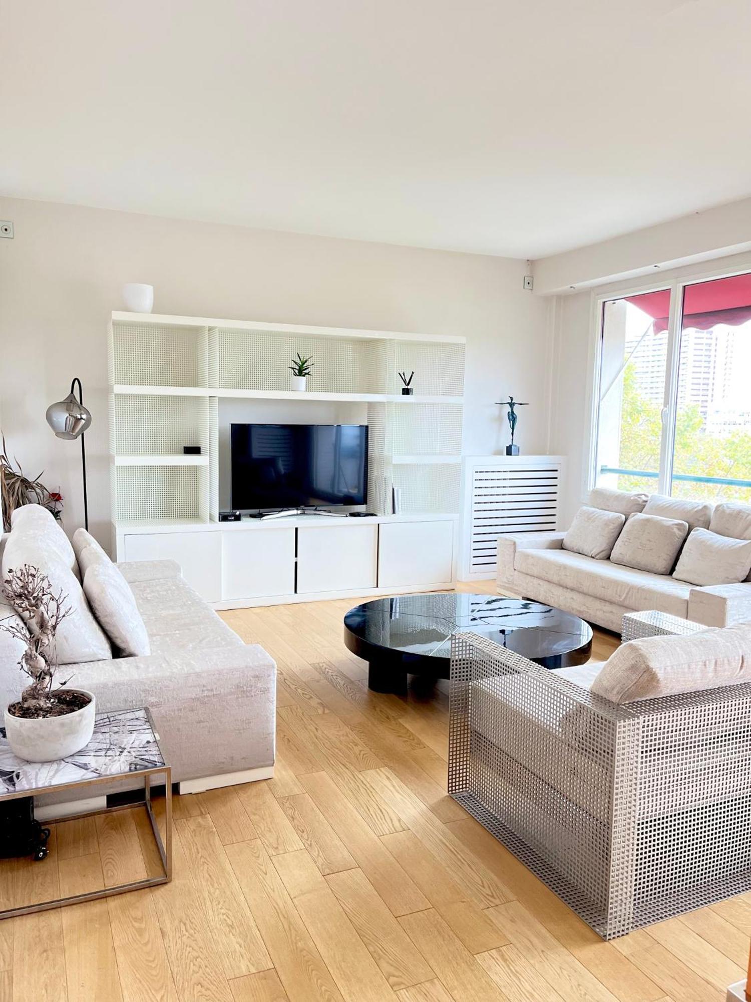 With Eiffel Tower And Seine View Bleriot Apartment Paris