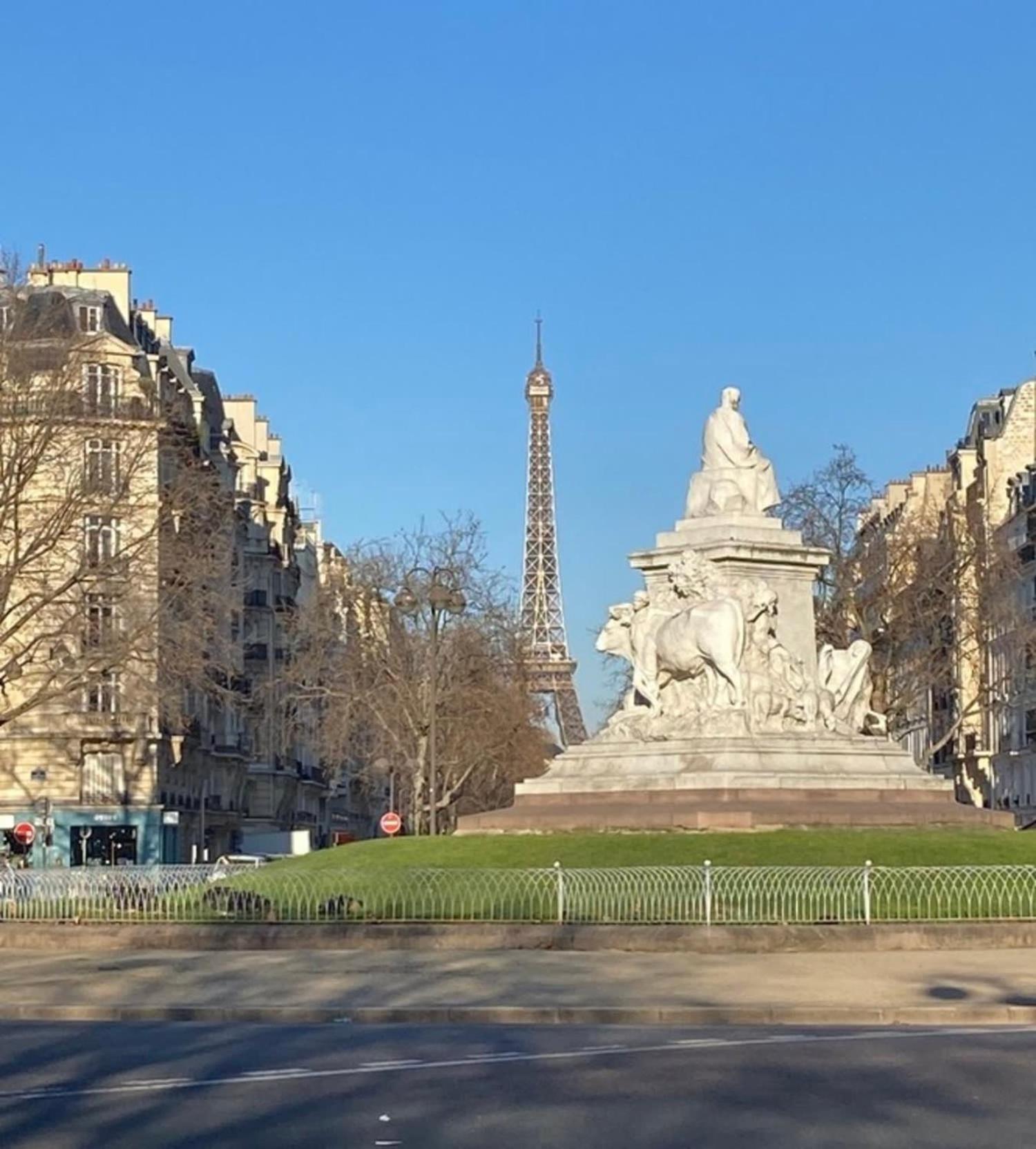 Chic Eiffel Tower Proximity Apartment Paris