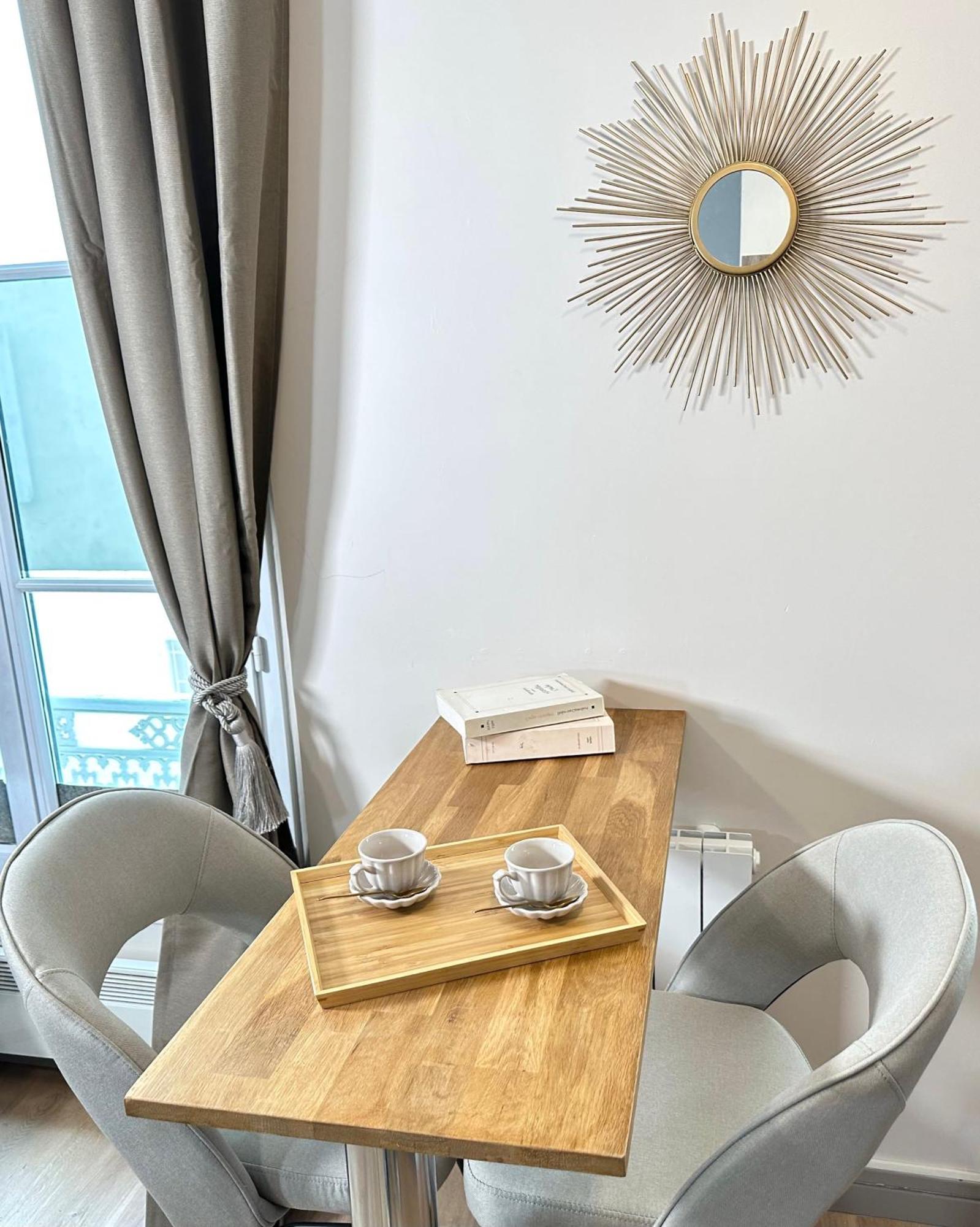 Chic Eiffel Tower Proximity Apartment