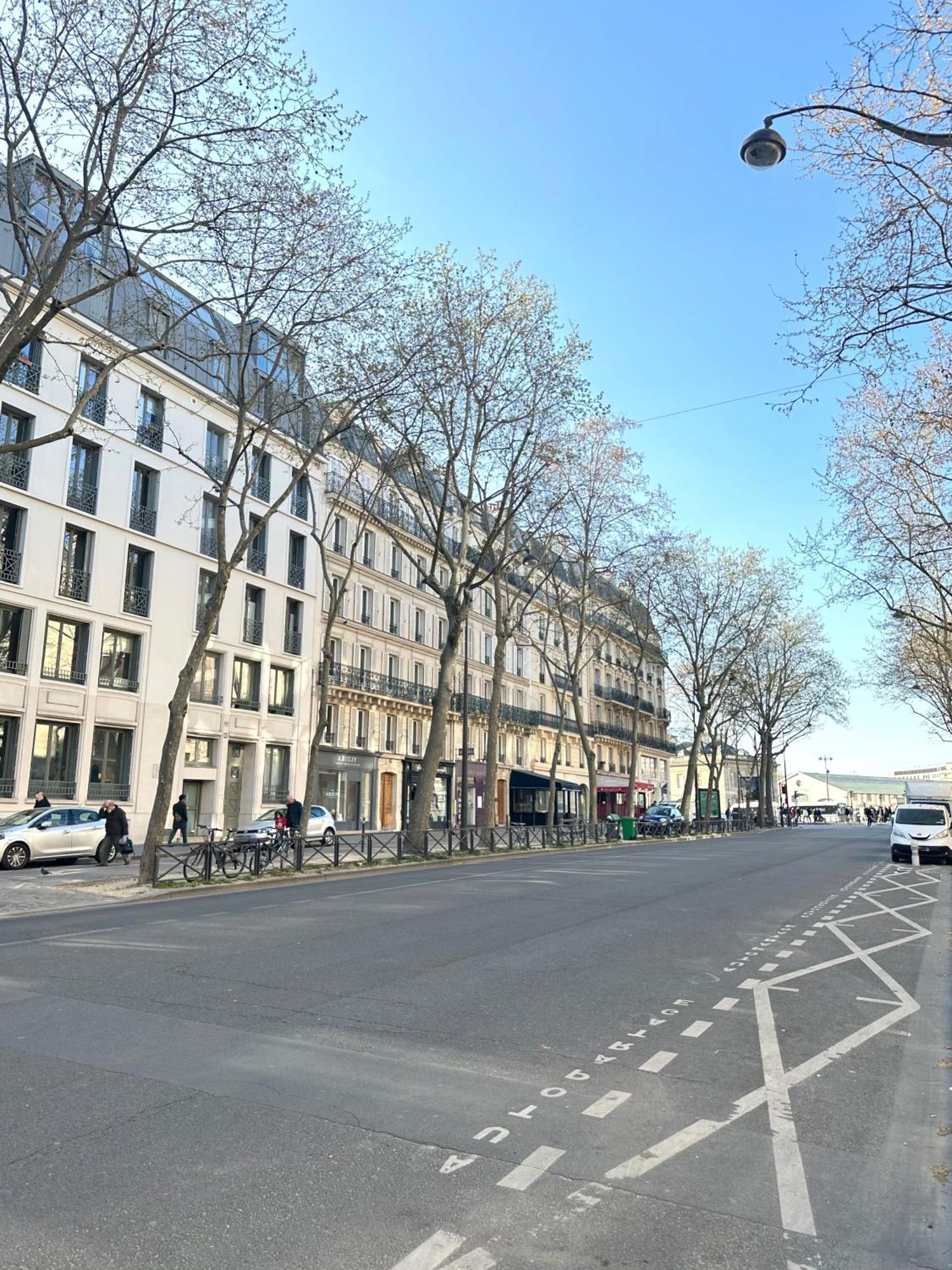 Chic Eiffel Tower Proximity Apartment Paris