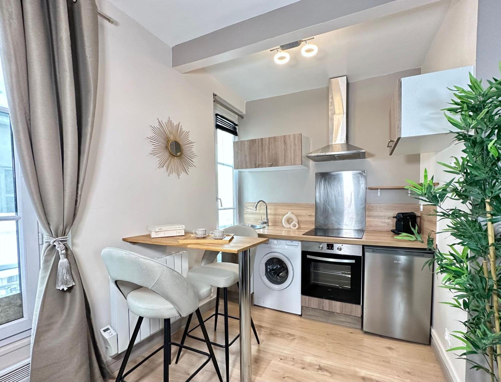 Chic Eiffel Tower Proximity Apartment *