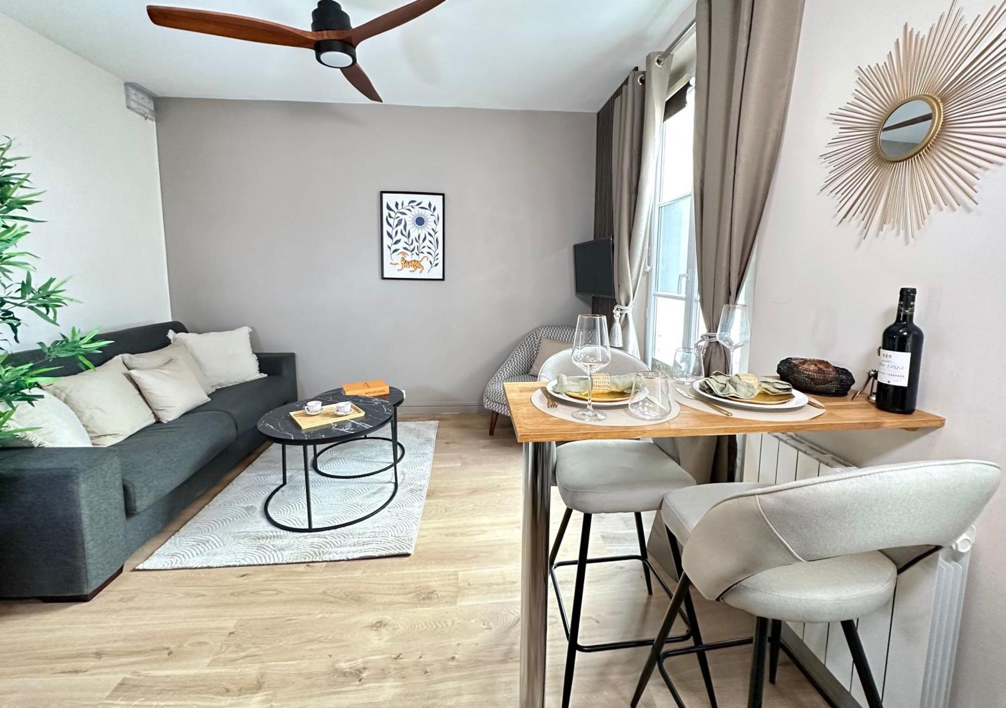 Chic Eiffel Tower Proximity Apartment Paris