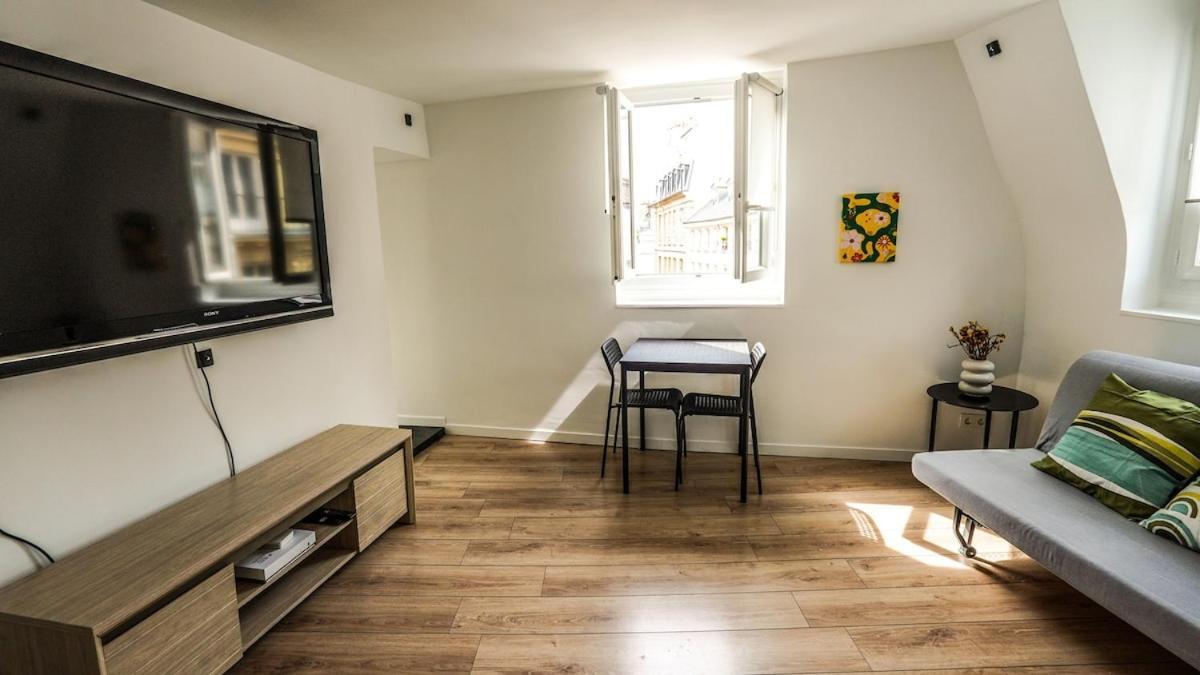09 Grand Sunny Flat Notre Dame Apartment Paris