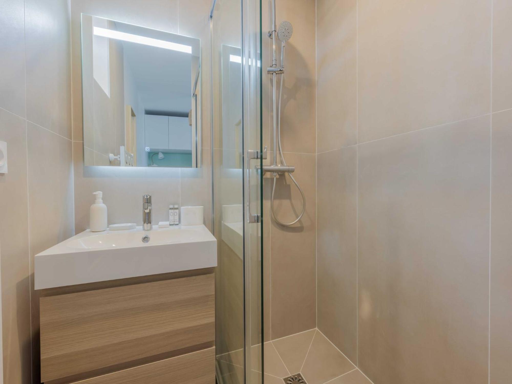 1bdr Passage Des Abbesses *
