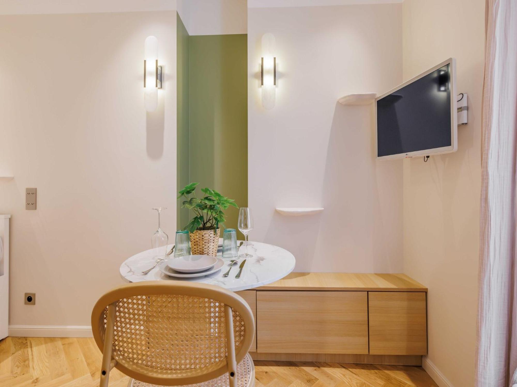 Modern -2p- Near Montmartre *