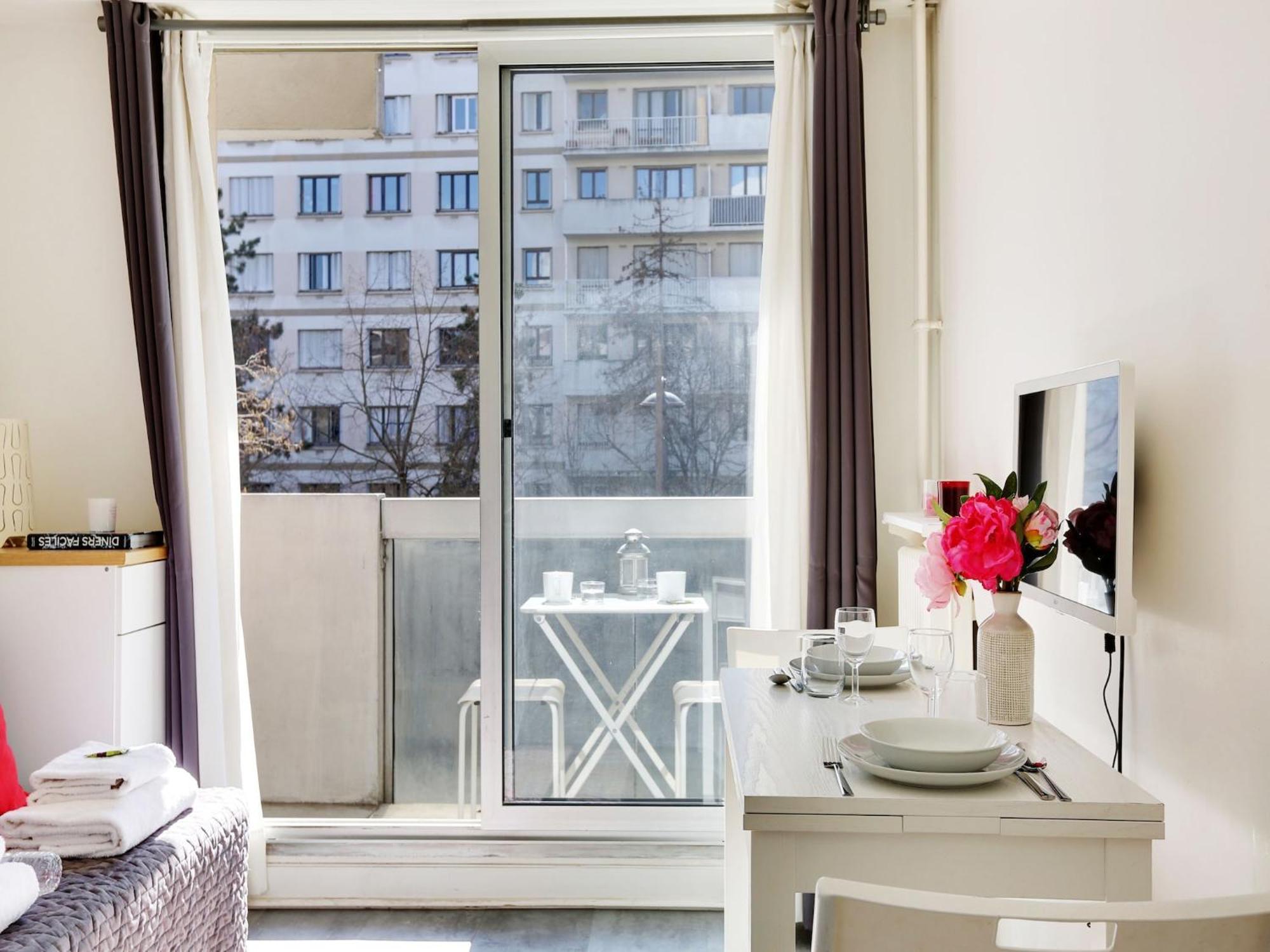 Near Bassin De La - 2p Balcony Holiday home Paris