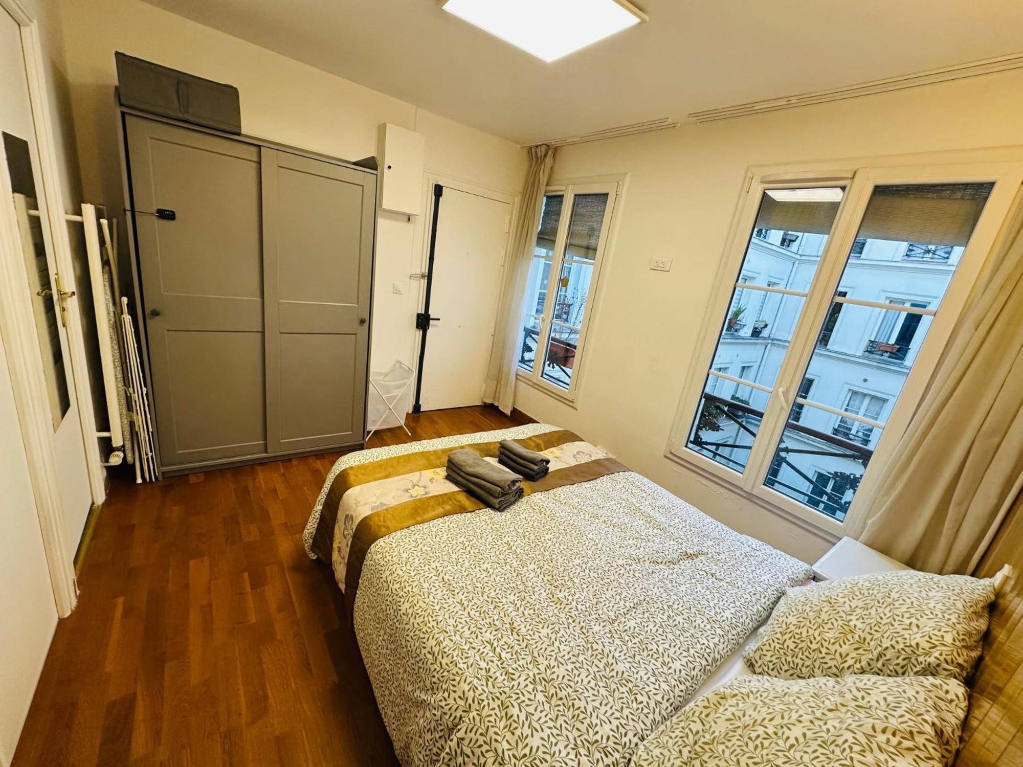 Dream Dwell - Designer Flat Near Marais District Apartment
