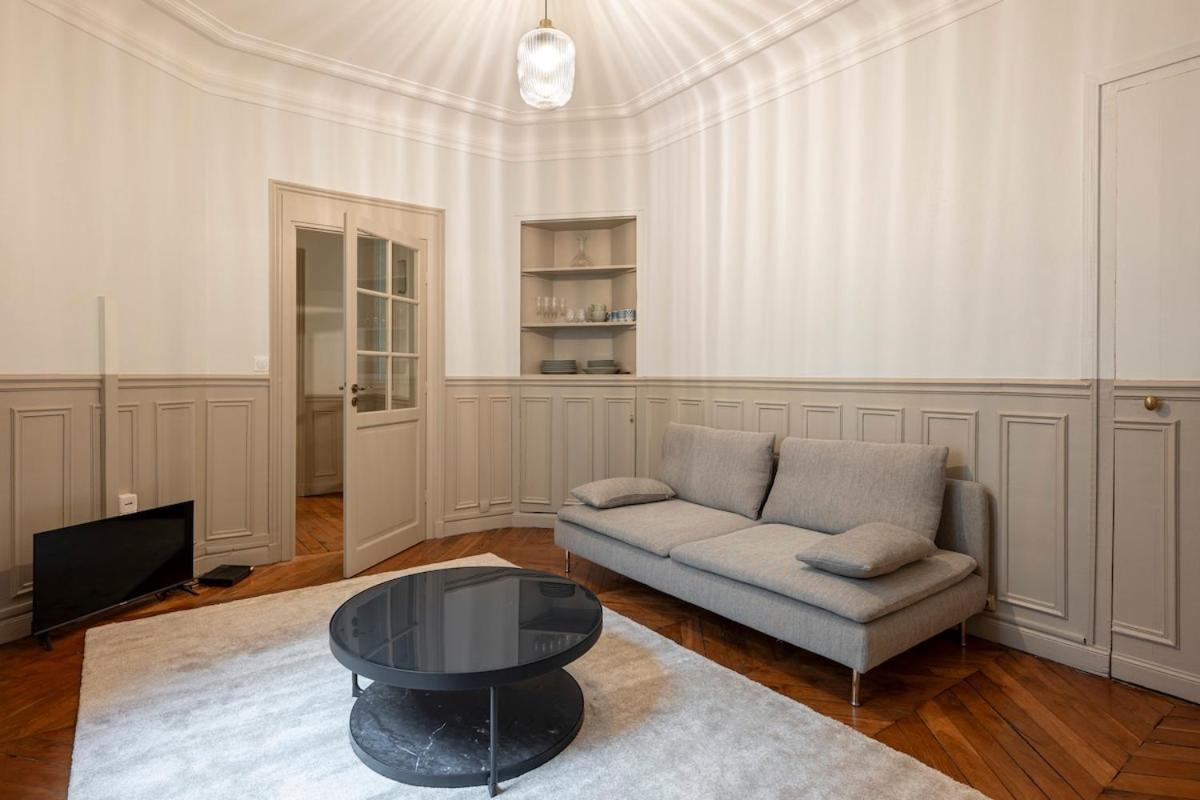 Elegant Et Spacieux Dans Le 8eme Apartment Paris